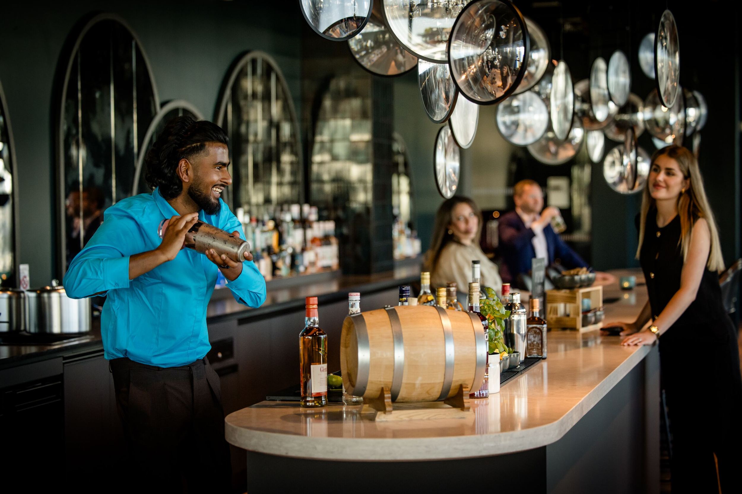 Hotel Paris Porte de Versailles Motel One Bar mit Barkeeper bei der Arbeit sowie mehreren Personen im Hintergrund