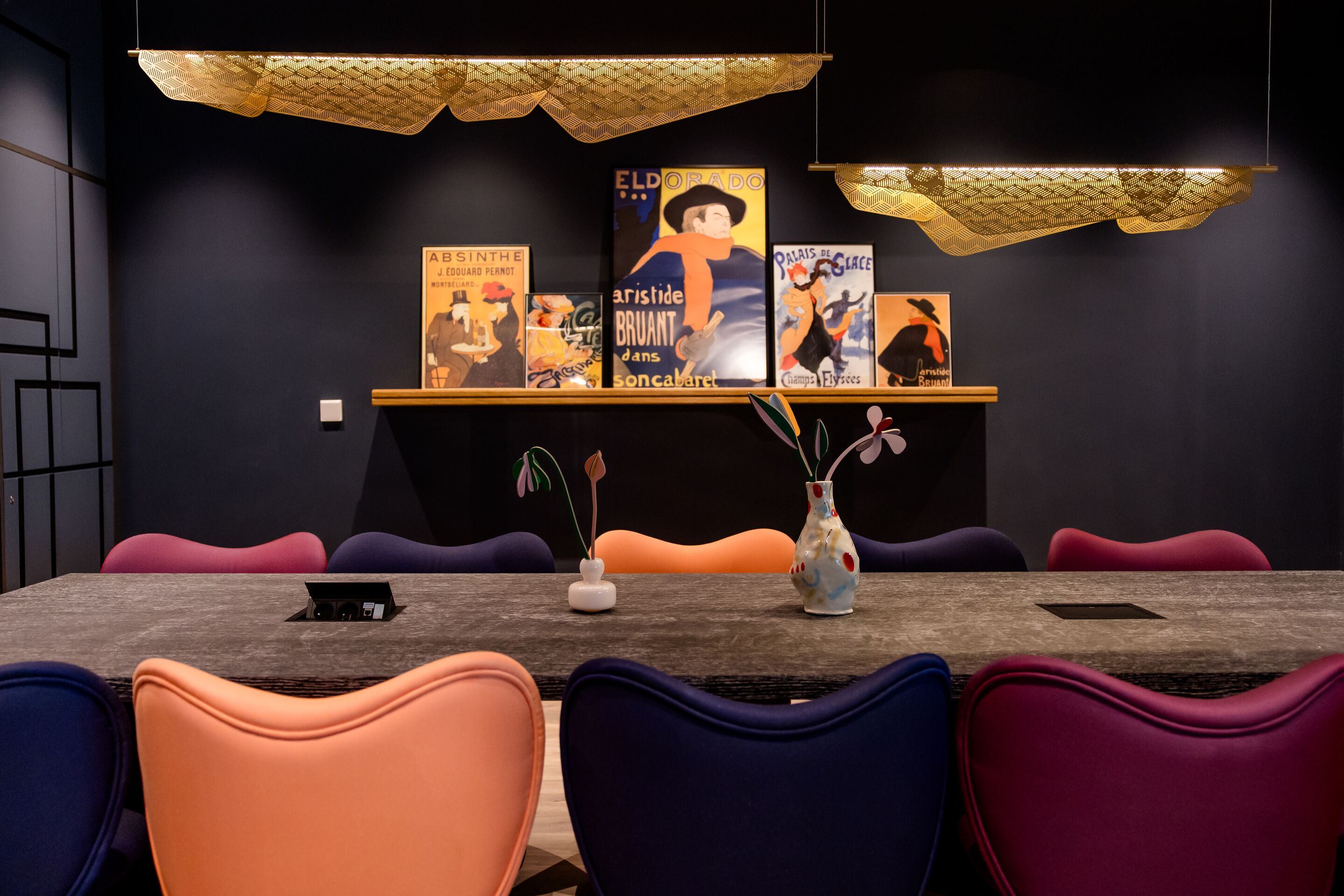 Hotel Paris Porte de Versailles Motel One Meetingraum Tisch mit sechs Stühlen in verschiedenen Farben Hotel Paris Porte de Versailles Motel One Meetingraum Tisch mit sechs Stühlen in verschiedenen Farben