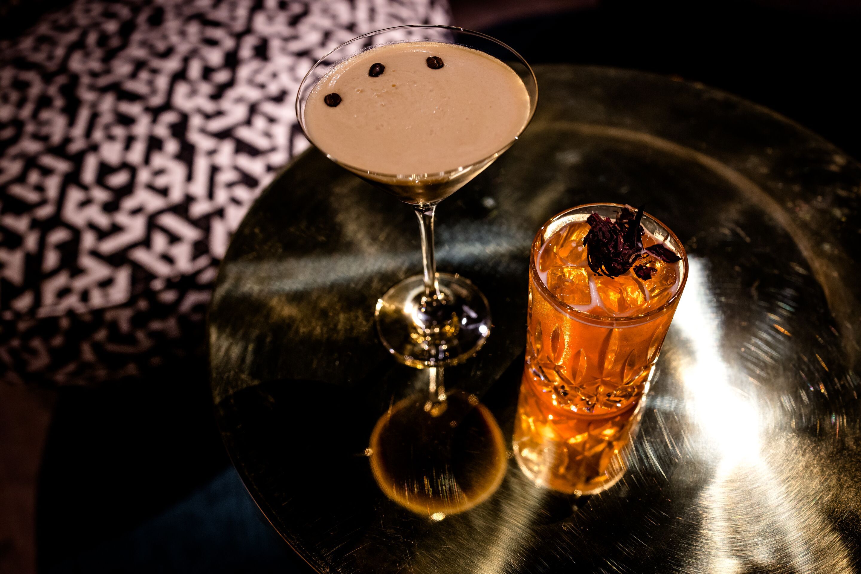 Hotel Paris Porte de Versailles Motel One Nahaufnahme auf zwei Drinks auf einem Tisch