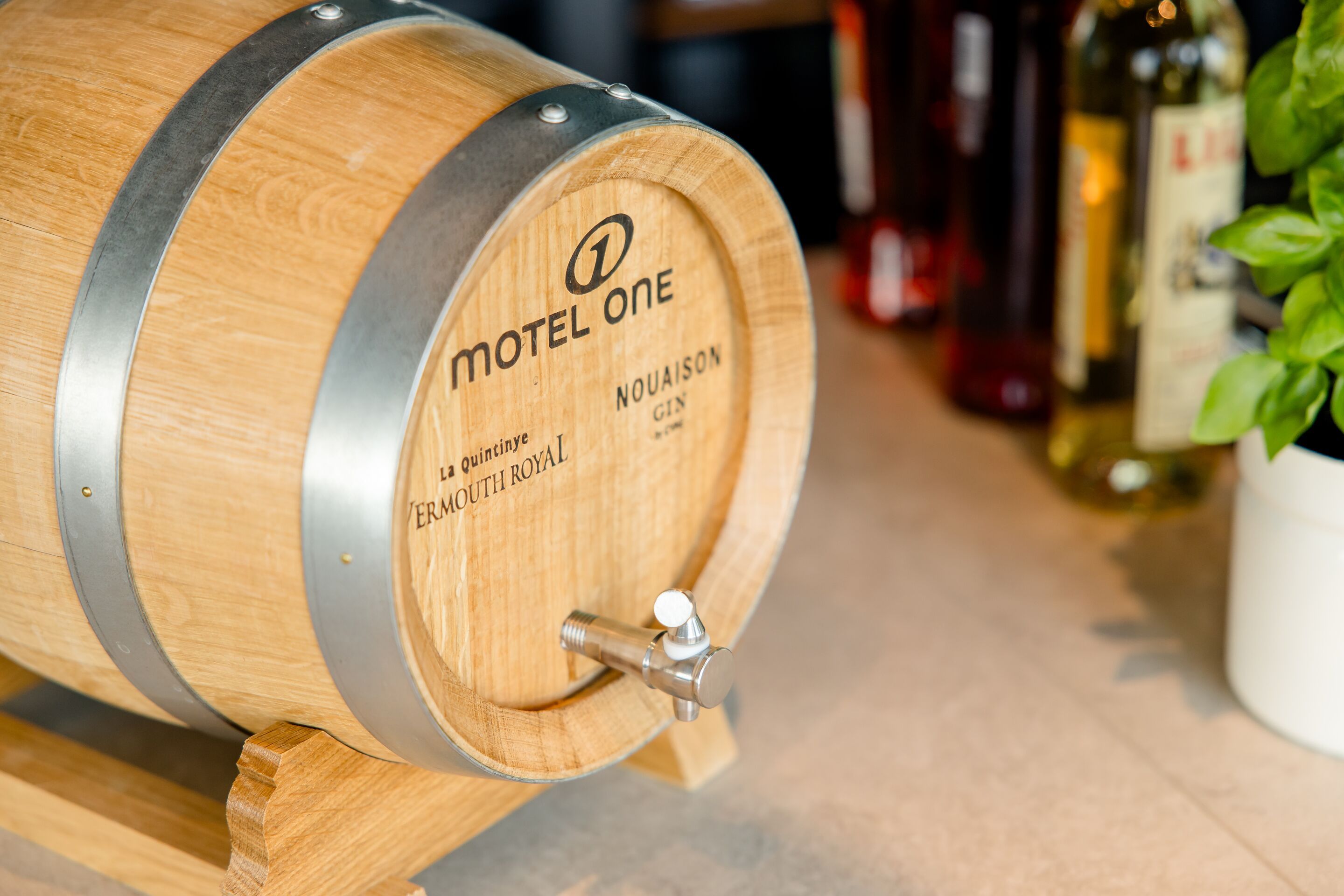 Hotel Paris Porte de Versailles Motel One Nahaufnahme Getränkefass auf dem Tresen der Bar