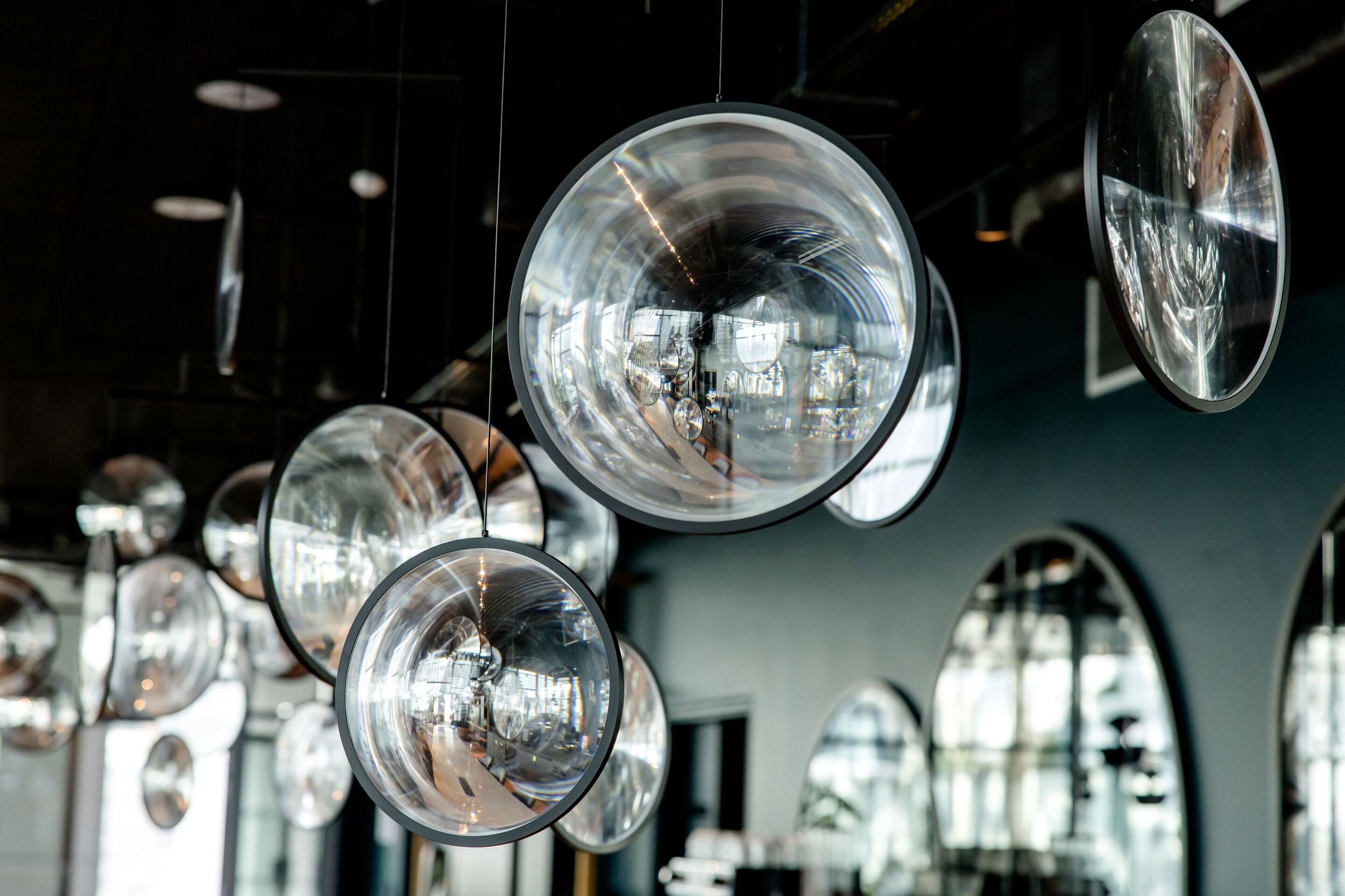 Hotel Paris Porte de Versailles Motel One Nahaufnahme Glasinstallationen über der Bar