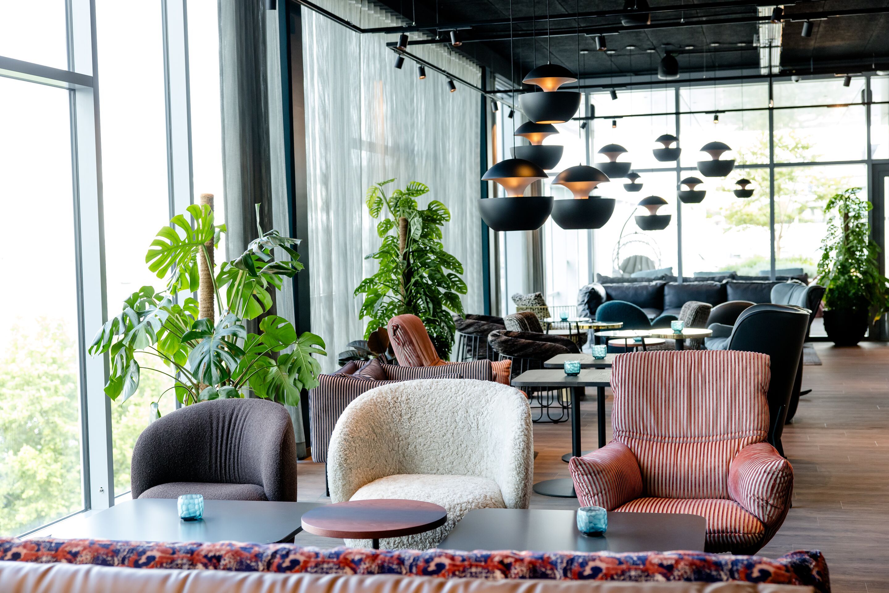 Hotel Paris Porte de Versailles Motel One helle Lounge mit Sesseln und Blick auf die Dächer der Stadt