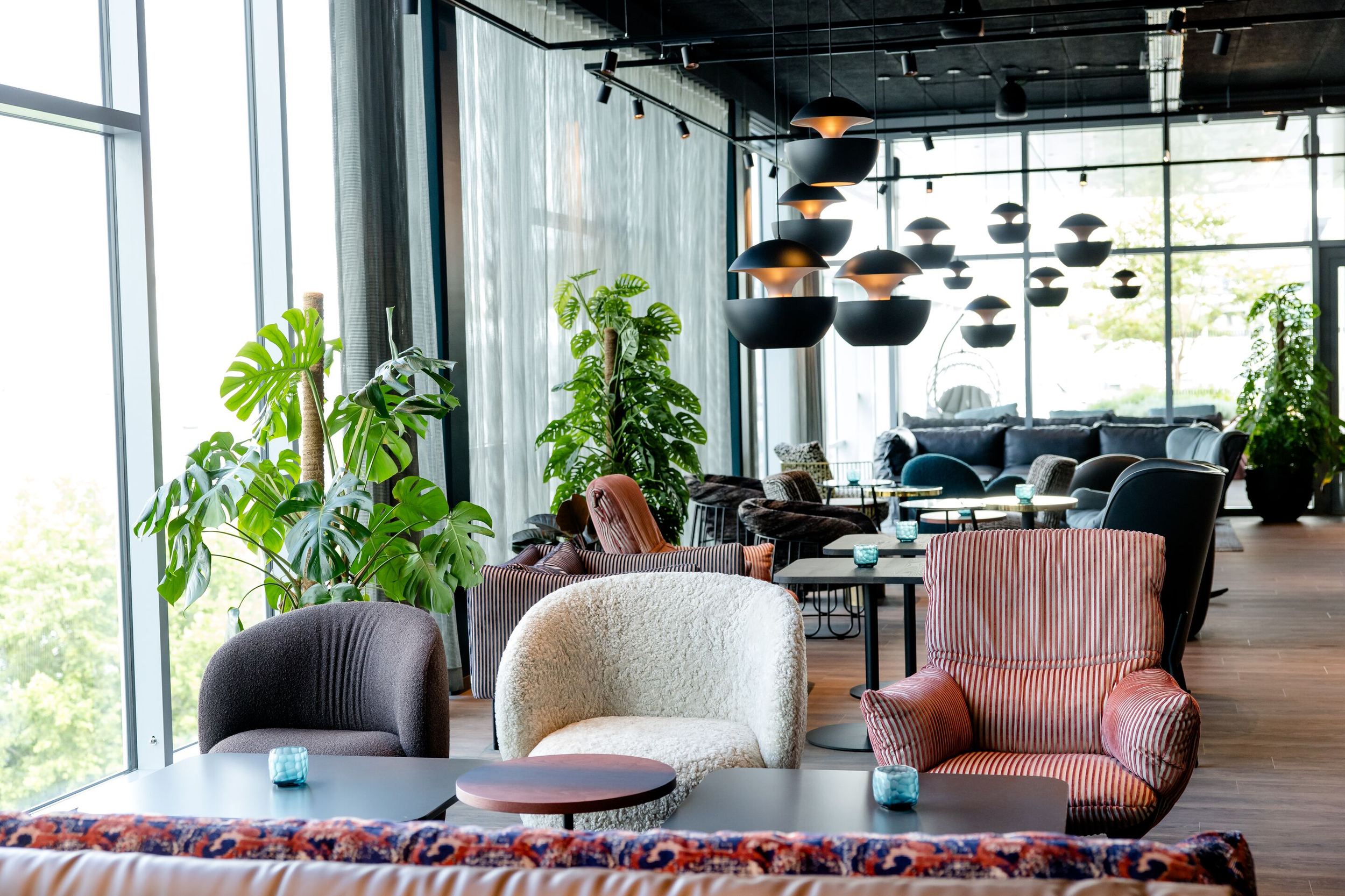 Hotel Paris Porte de Versailles Motel One helle Lounge mit Sesseln und Blick auf die Dächer der Stadt