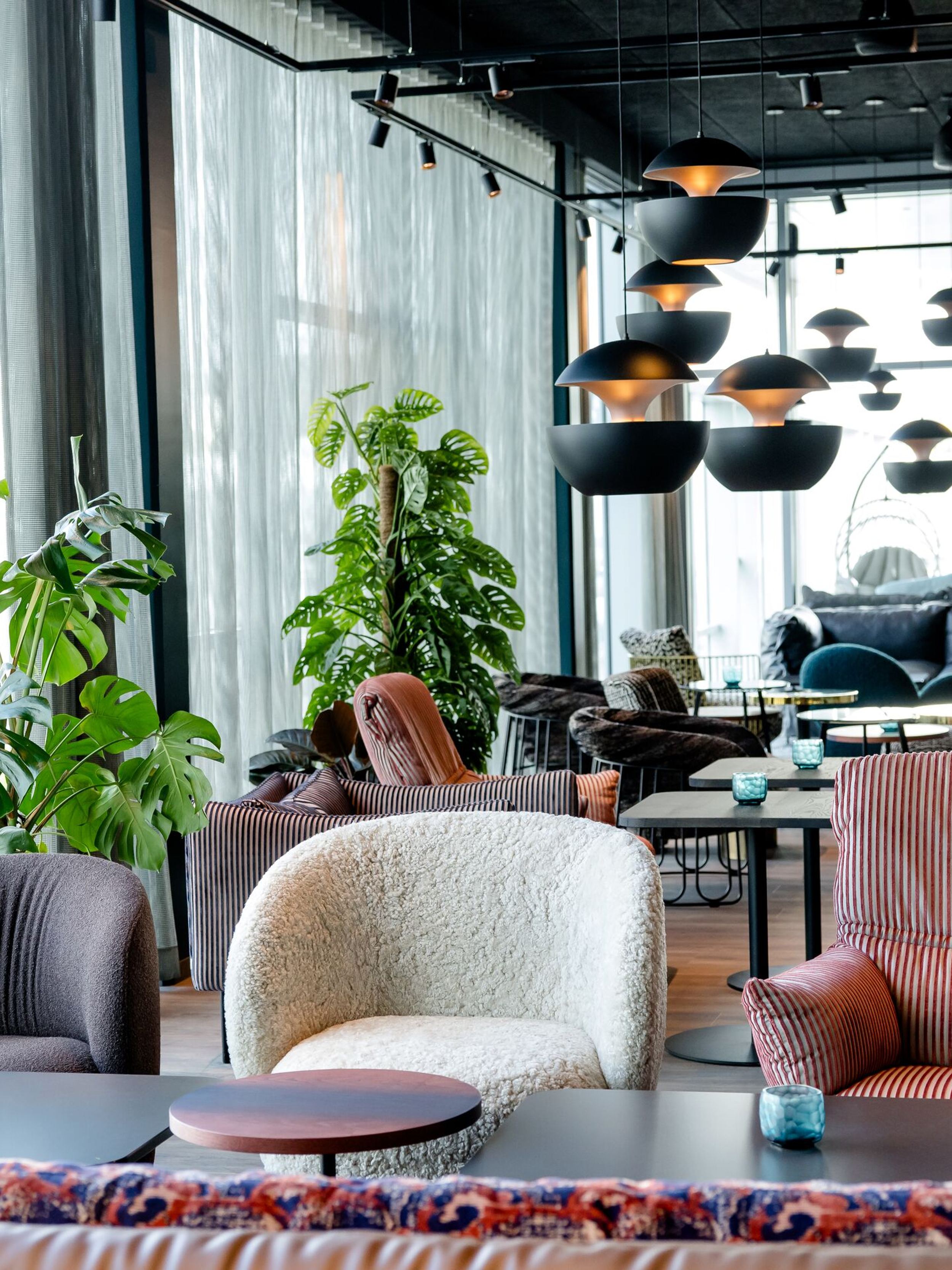 Hotel Paris Porte de Versailles Motel One helle Lounge mit Sesseln und Blick auf die Dächer der Stadt