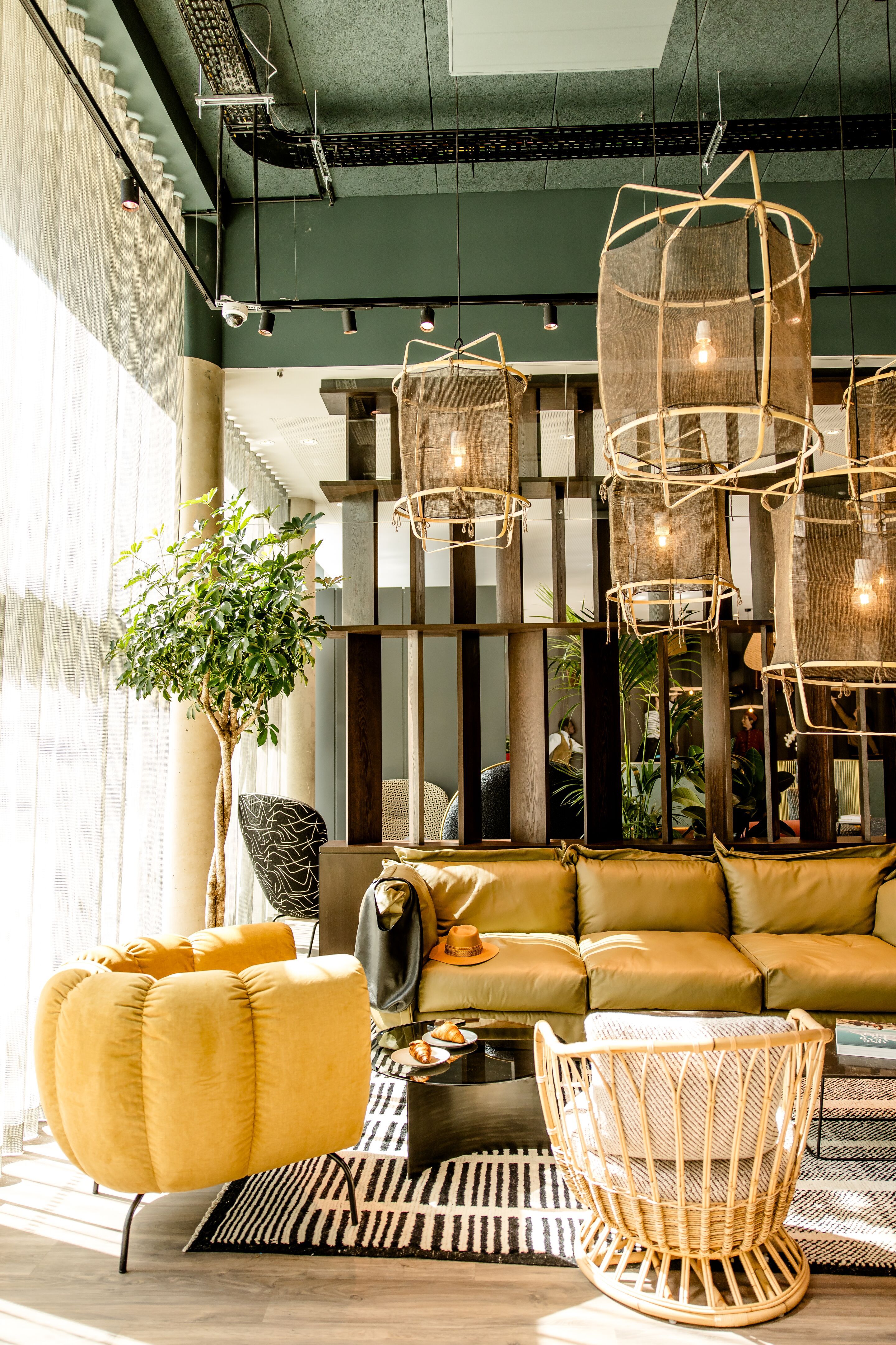 Hotel Paris Porte de Versailles Motel One lichtdurchflutete Lounge mit mehreren Sesseln uns einem großen Sofa