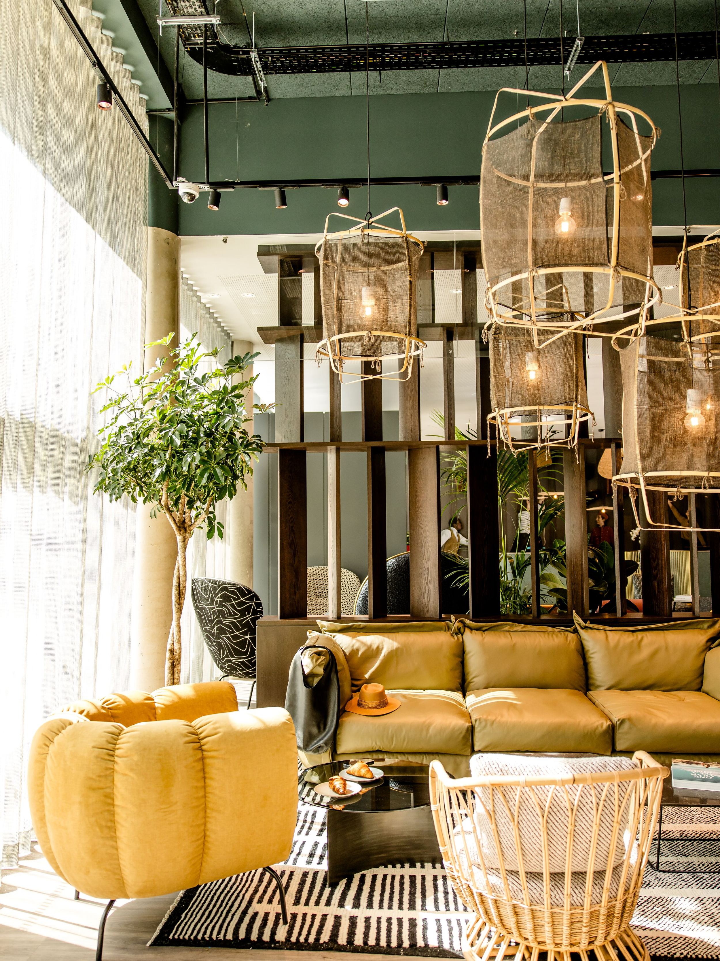 Hotel Paris Porte de Versailles Motel One lichtdurchflutete Lounge mit mehreren Sesseln uns einem großen Sofa