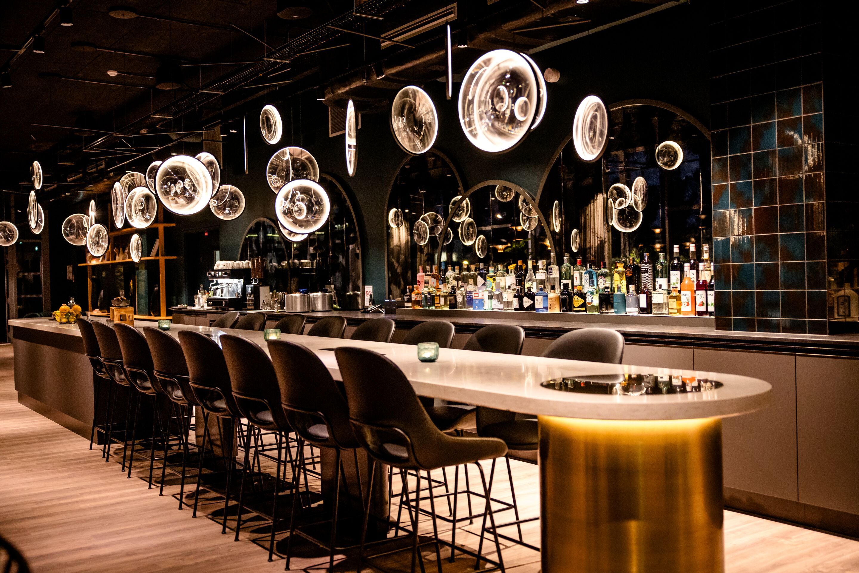 Hotel Paris Porte de Versailles Motel One offene große Bar mit mehreren Sitzgelegenheiten an einem langen Tisch