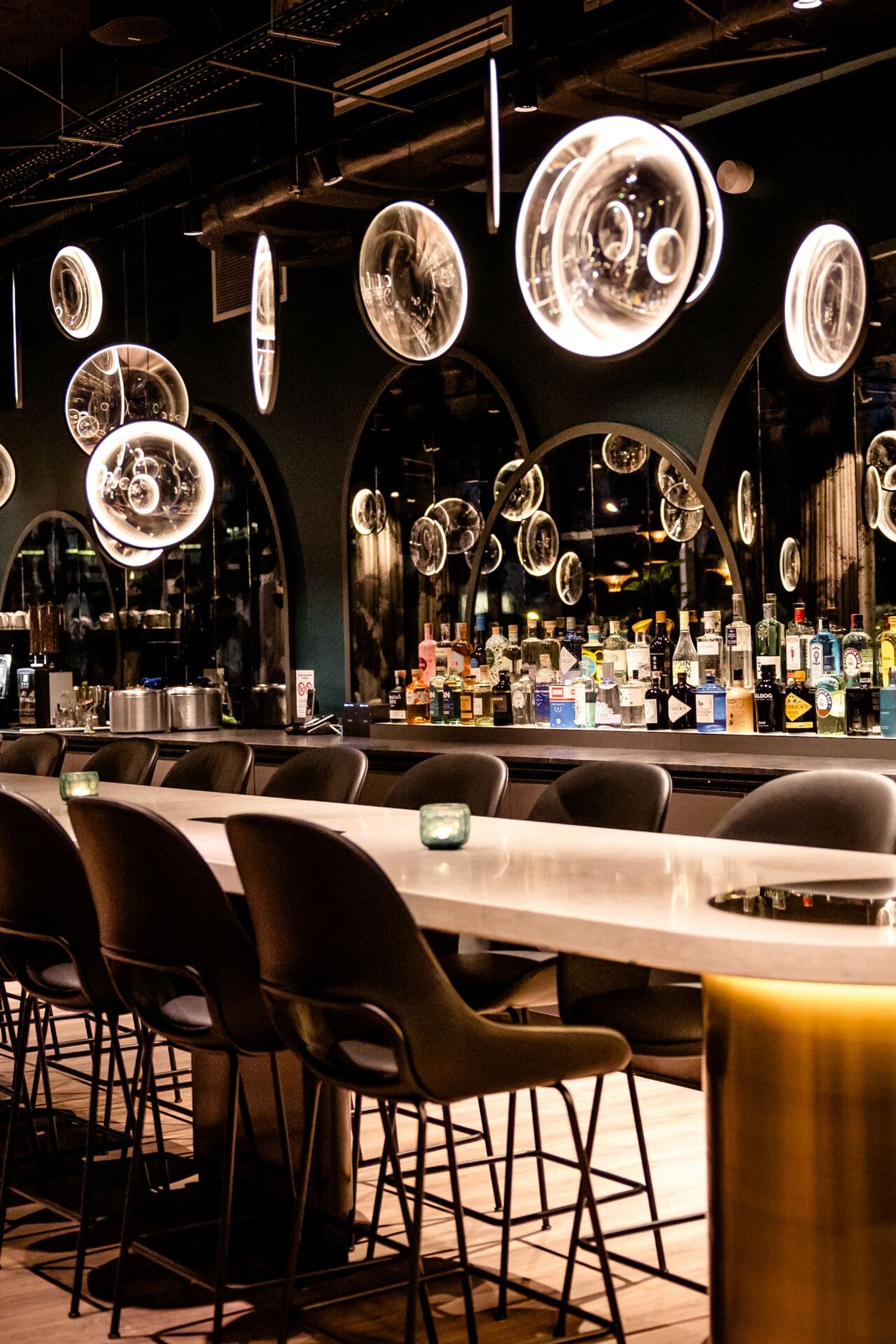 Hotel Paris Porte de Versailles Motel One offene große Bar mit mehreren Sitzgelegenheiten an einem langen Tisch