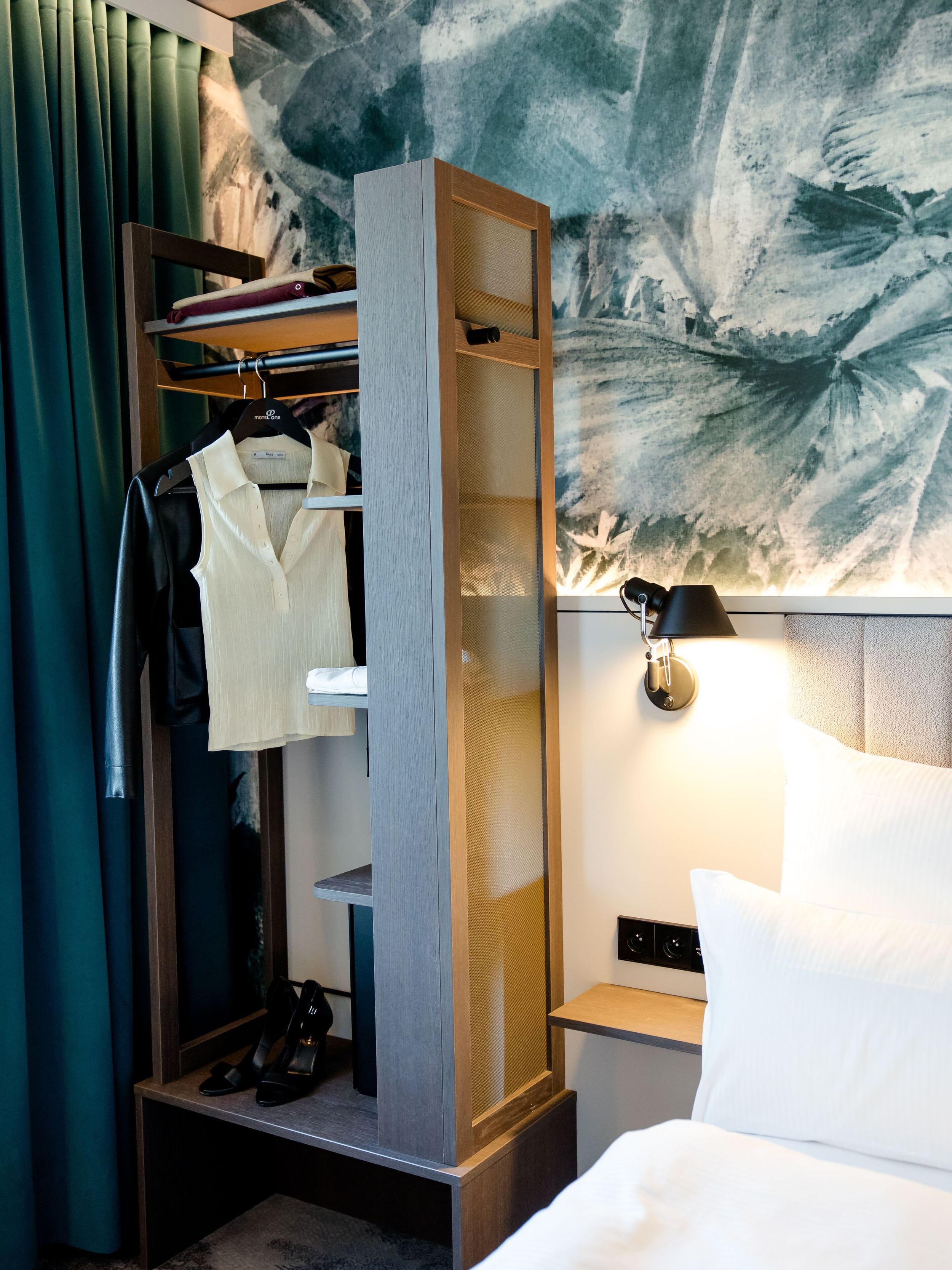 Hotel Paris Porte de Versailles Motel One Zimmer mit Blick auf offene Garderobe