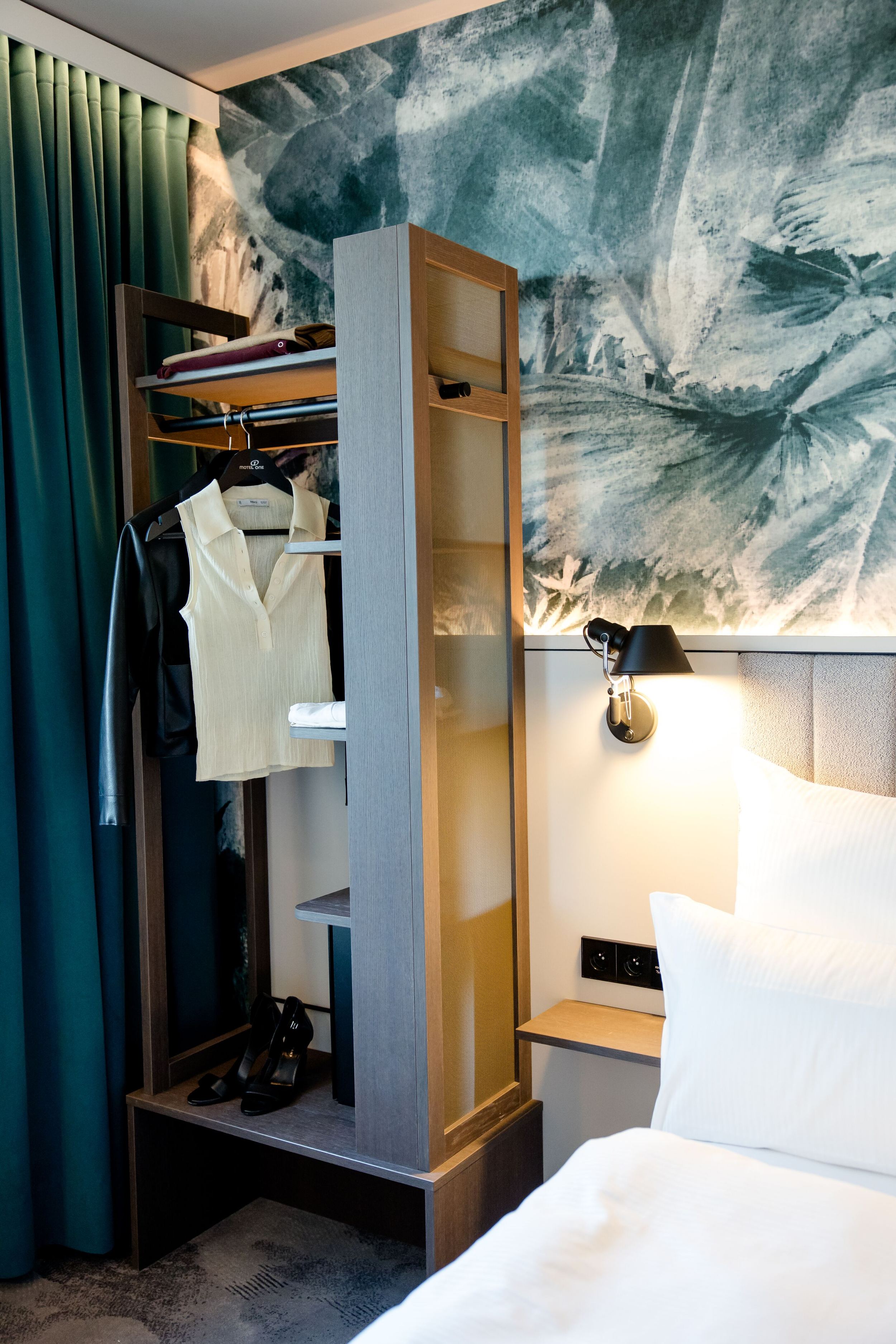 Hotel Paris Porte de Versailles Motel One Zimmer mit Blick auf offene Garderobe