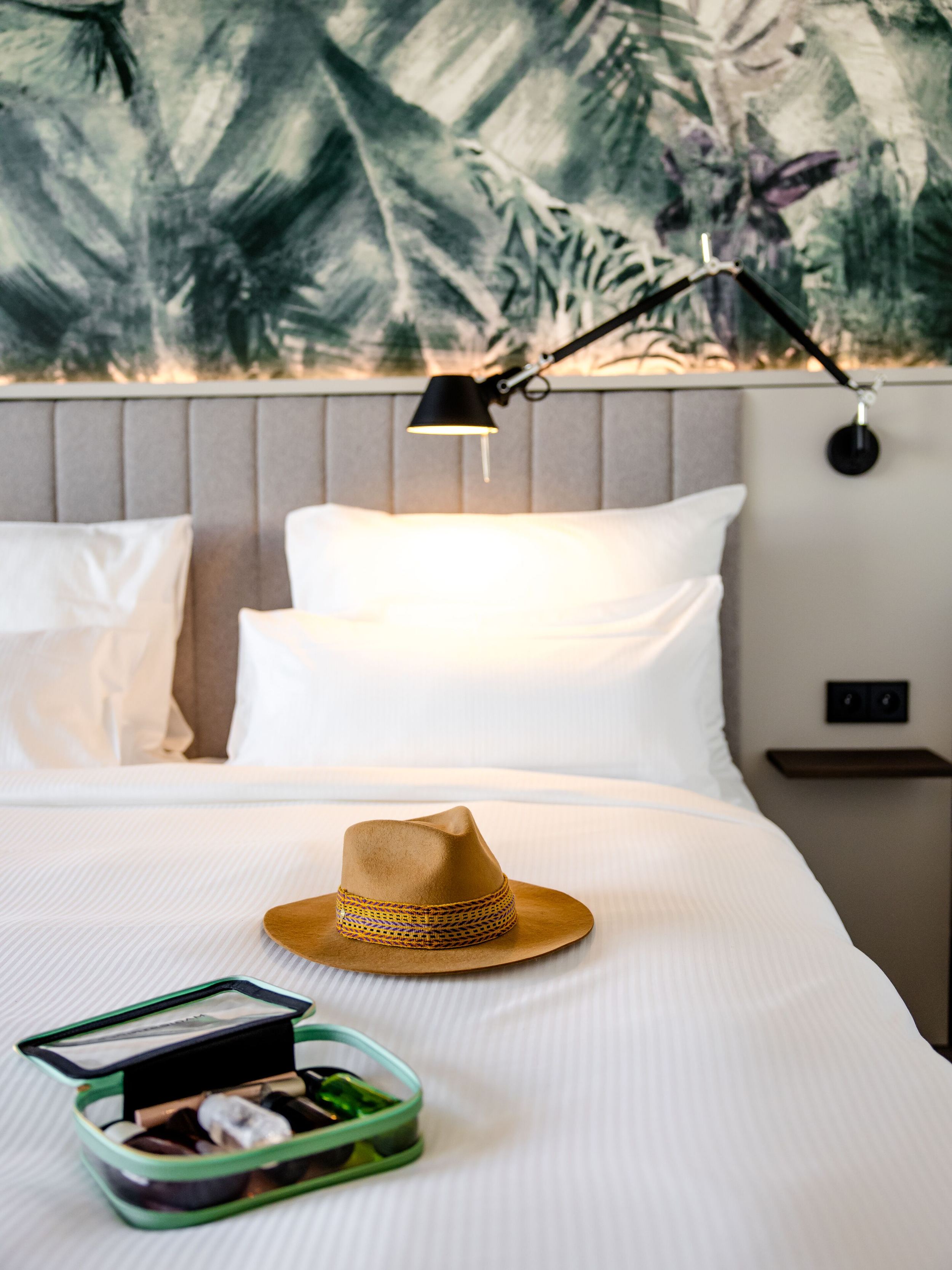Hotel Paris Porte de Versailles Motel One Doppelbett mit Hut und Kosmetiktasche