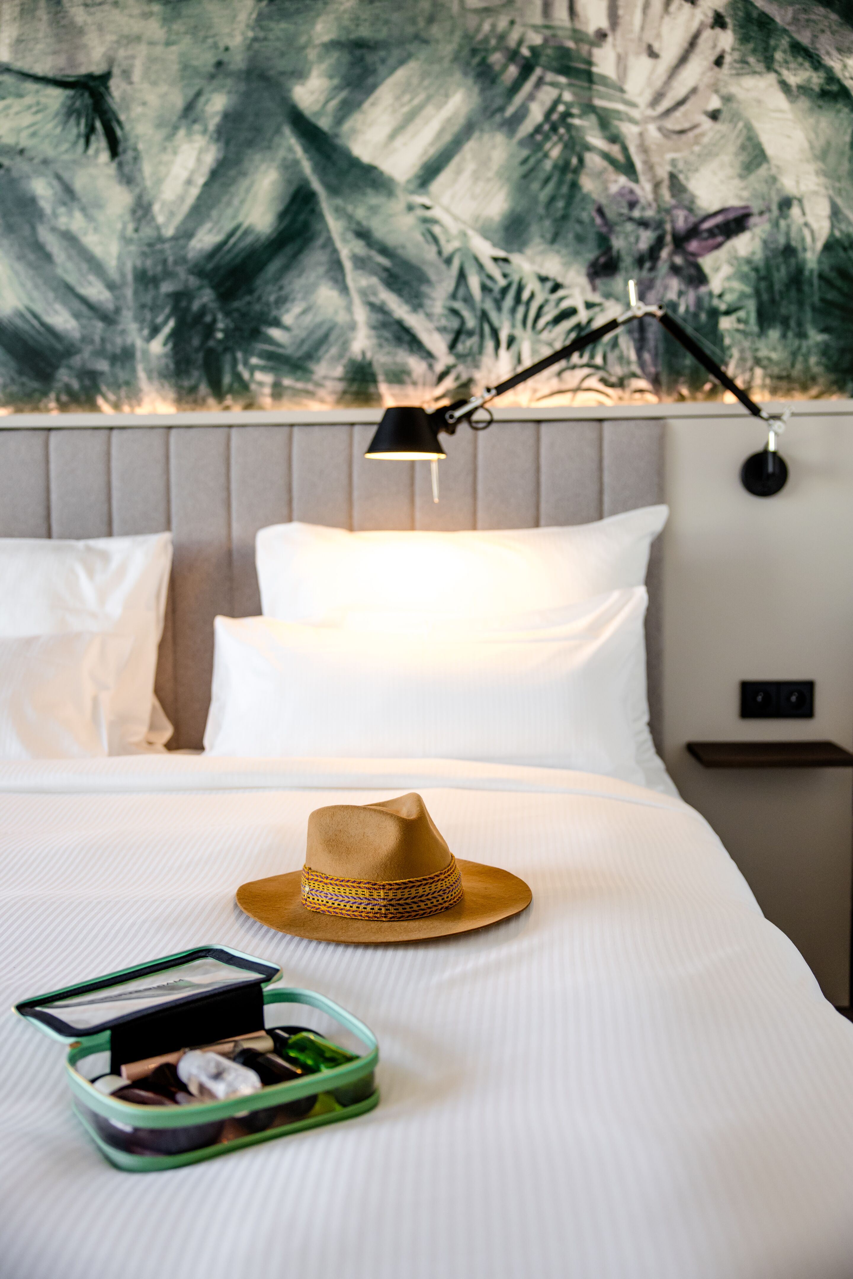 Hotel Paris Porte de Versailles Motel One Doppelbett mit Hut und Kosmetiktasche Hotel Paris Porte de Versailles Motel One Doppelbett mit Hut und Kosmetiktasche