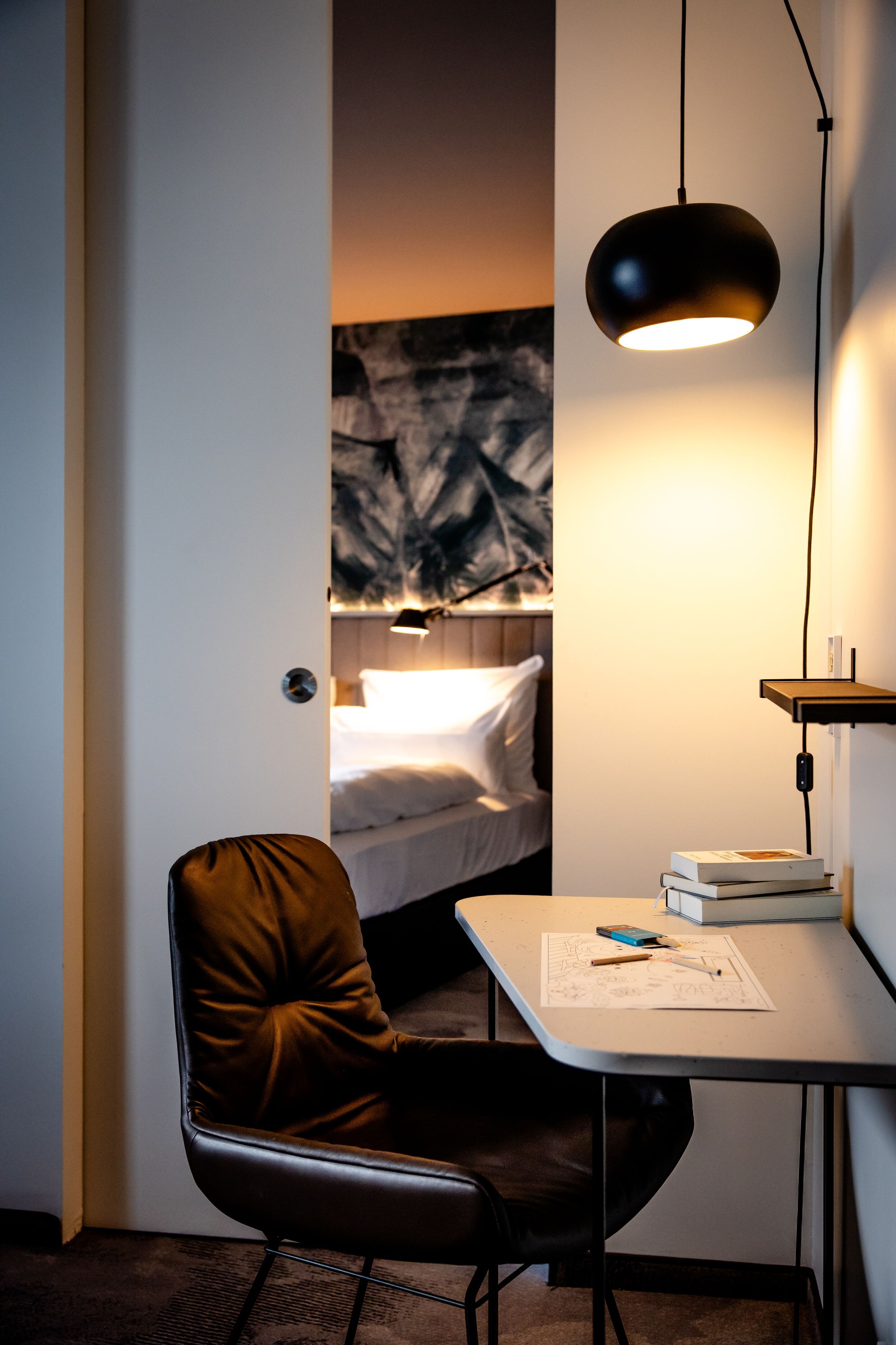 Hotel Paris Porte de Versailles Motel One Zimmer mit Schreibtisch und Blick auf Bett