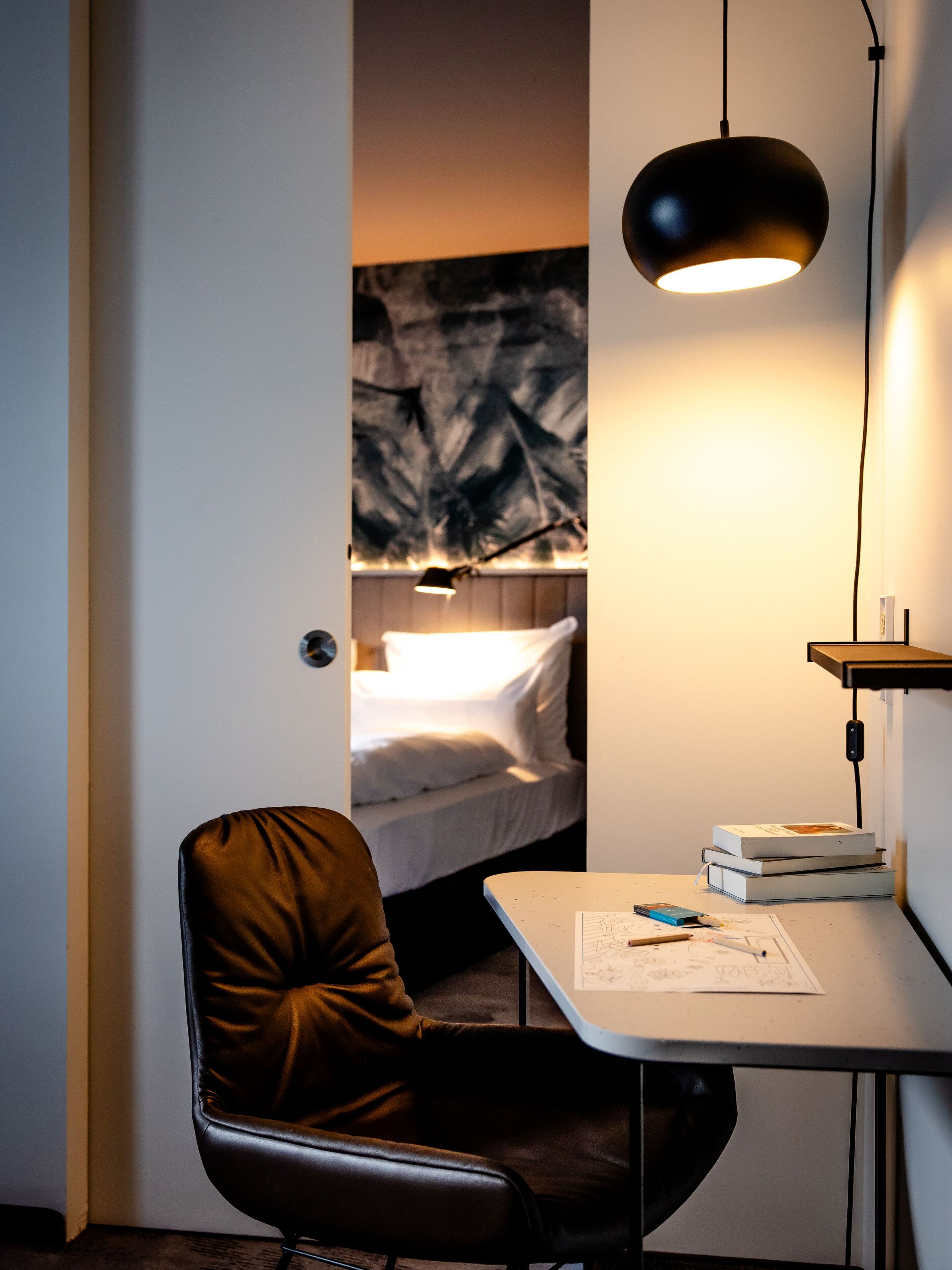 Hotel Paris Porte de Versailles Motel One Zimmer mit Schreibtisch und Blick auf Bett