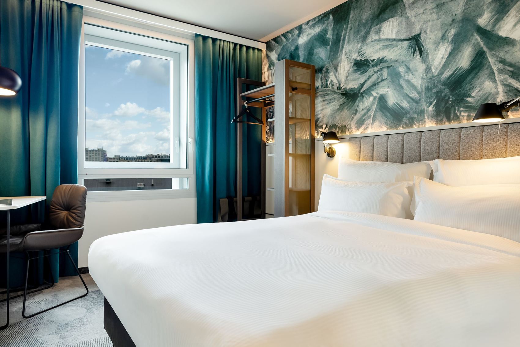 Hotel Paris Porte de Versailles Motel One seitlicher Blick in helles Zimmer mit komfortablem Doppelbett