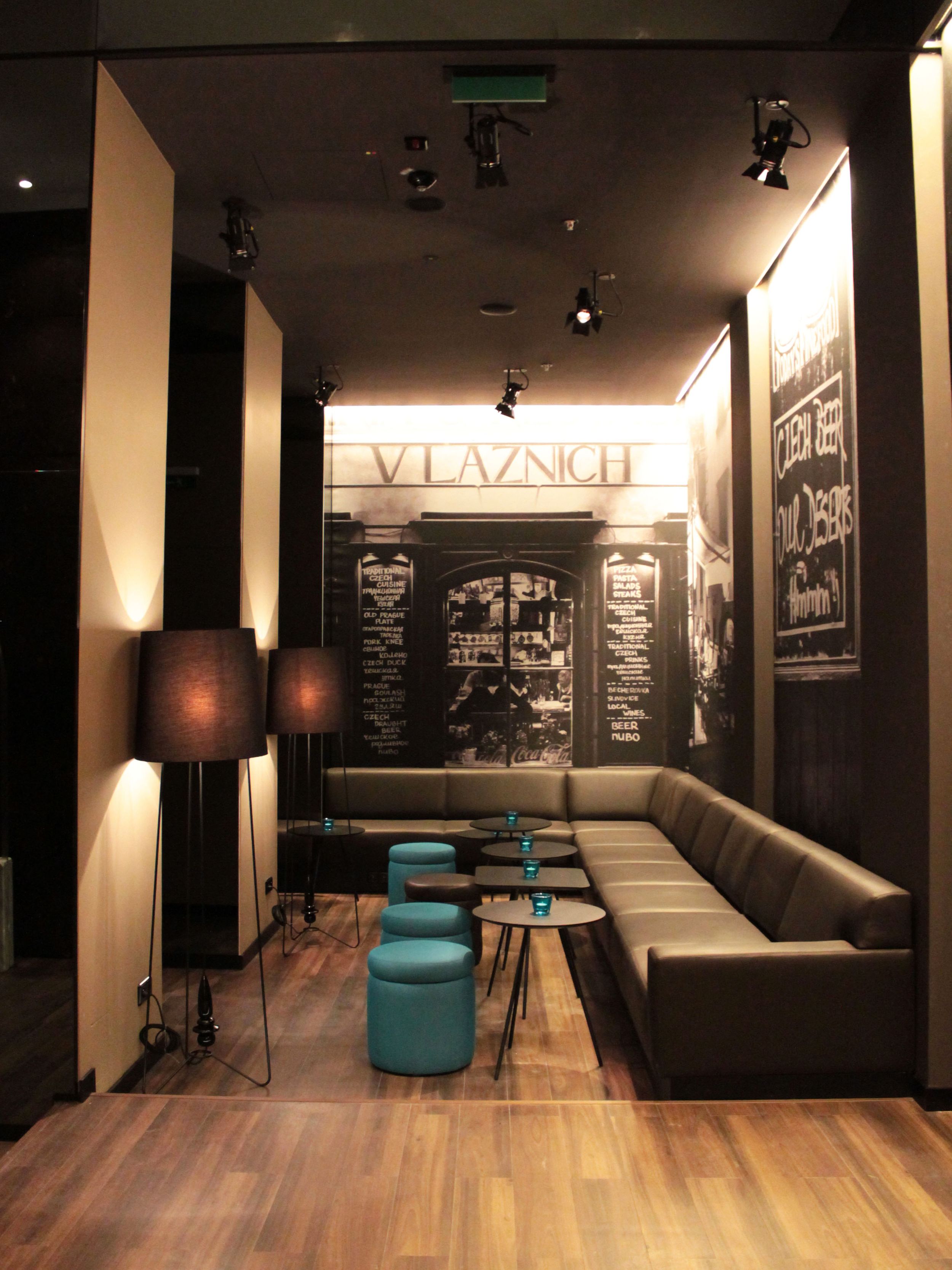 Hotel Prag Florentinum Motel One Lounge mit großer Couch