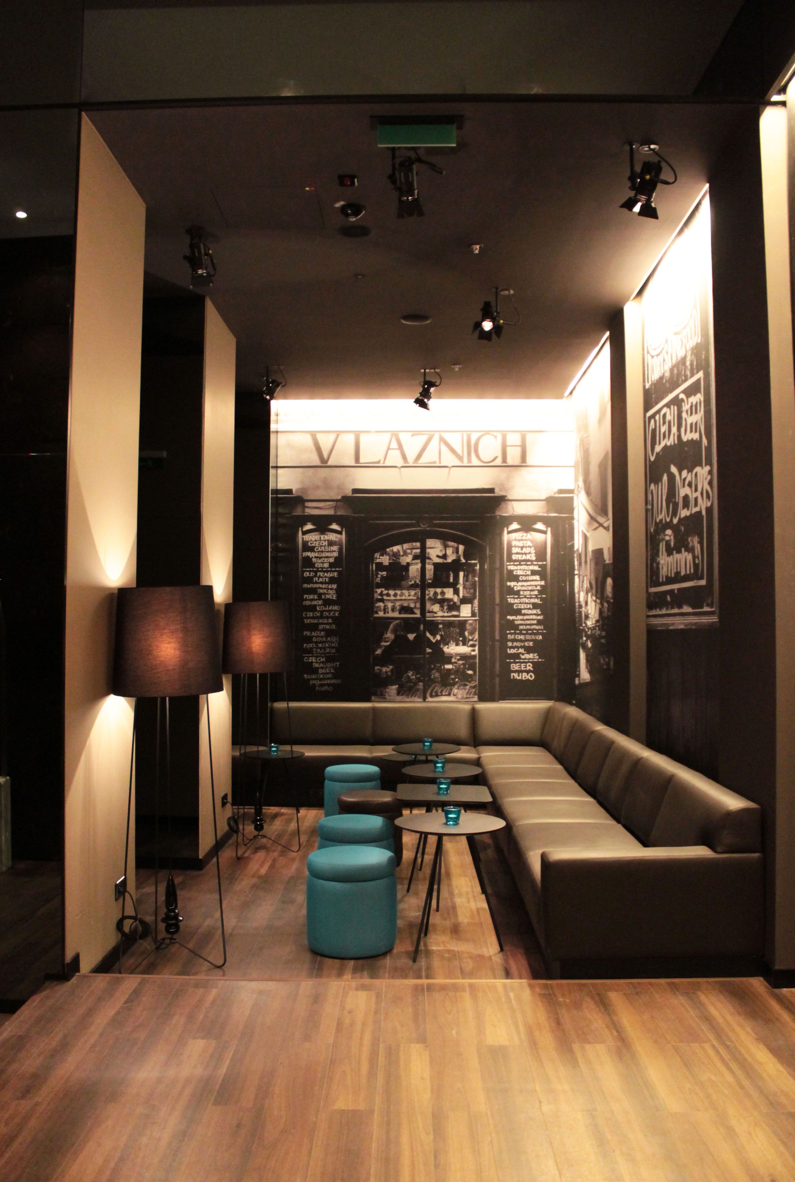 Hotel Prag Florentinum Motel One Lounge mit großer Couch Hotel Prag Florentinum Motel One Lounge mit großer Couch