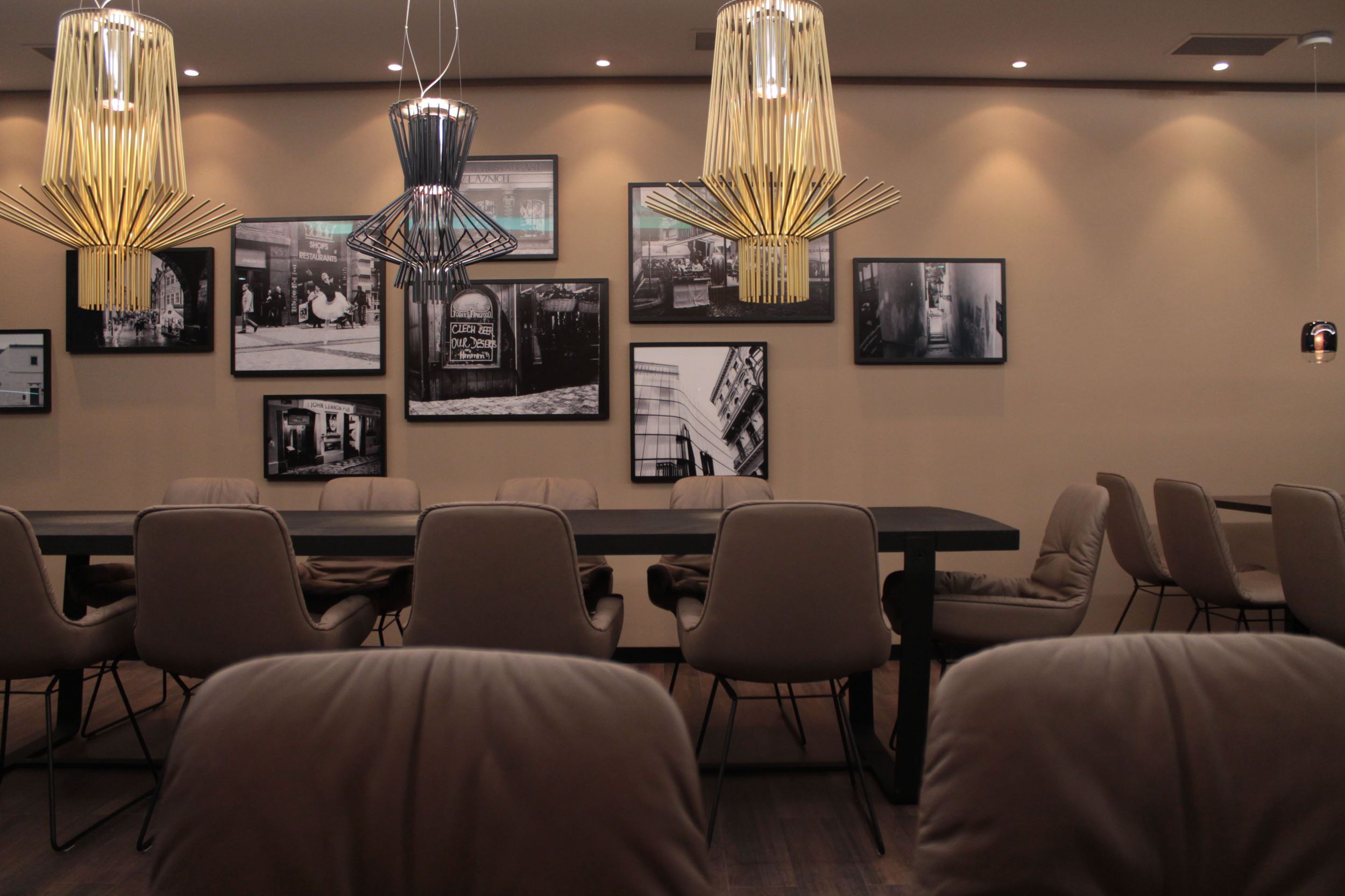 Hotel Prag Florentinum Motel One Tische und Stühle