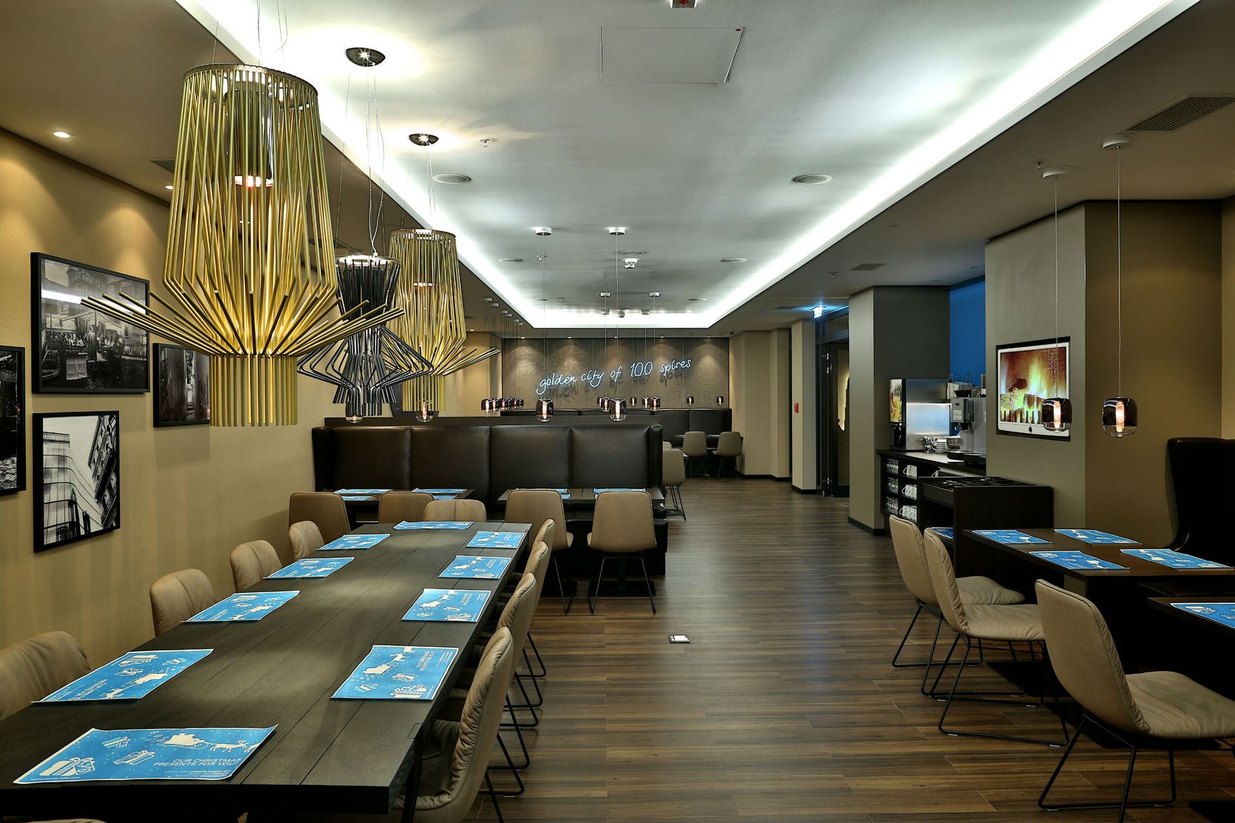 Hotel Prag Florentinum Motel One Innenbereich Frühstücksraum mit Tischen und Stühlen