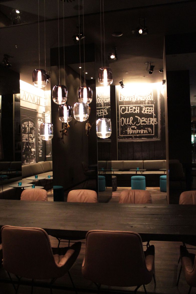 Hotel Prag Florentinum Motel One Innenbereich Lounge mit Tischen und Stühlen