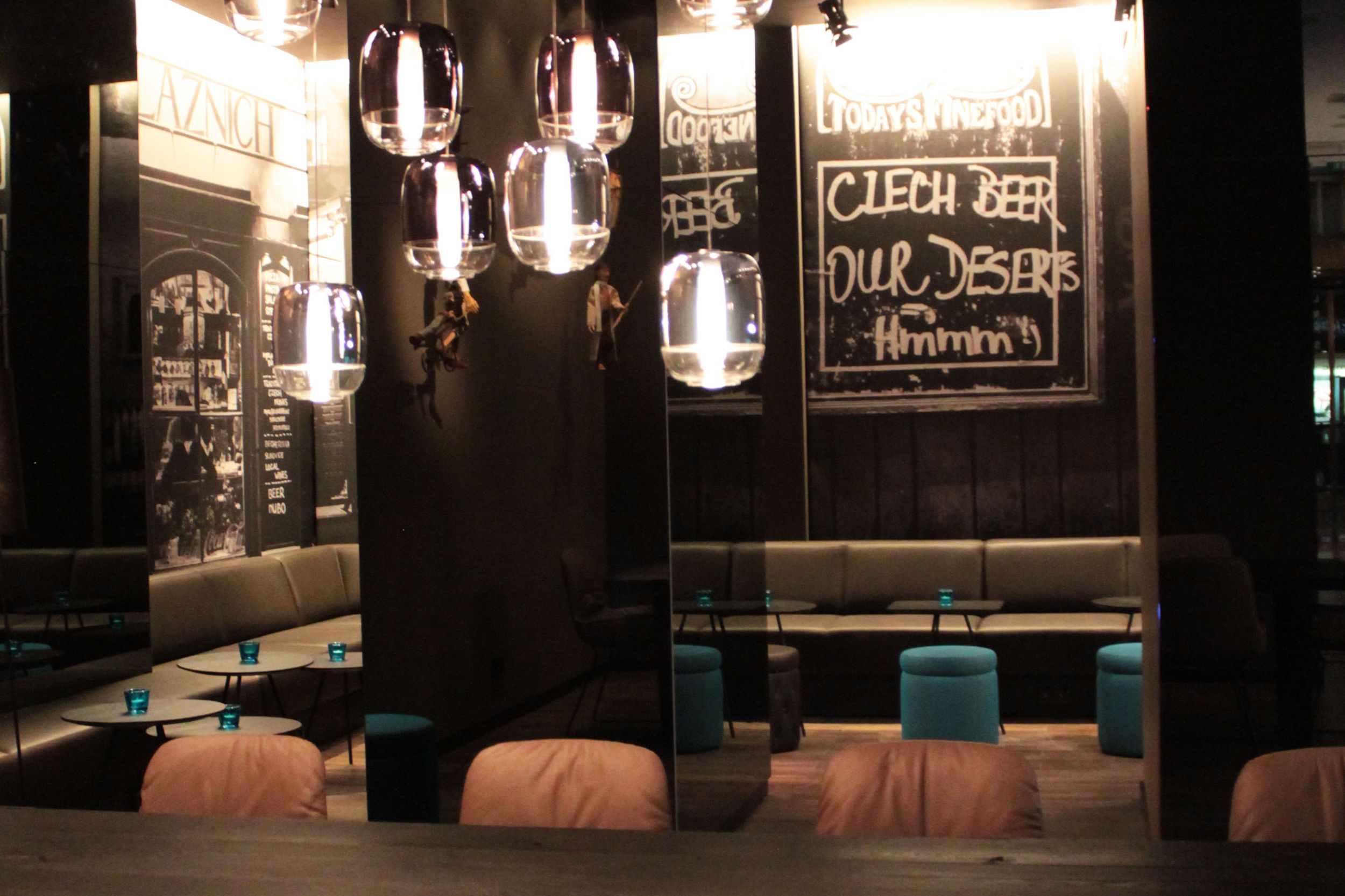 Hotel Prag Florentinum Motel One Innenbereich Lounge mit Tischen und Stühlen