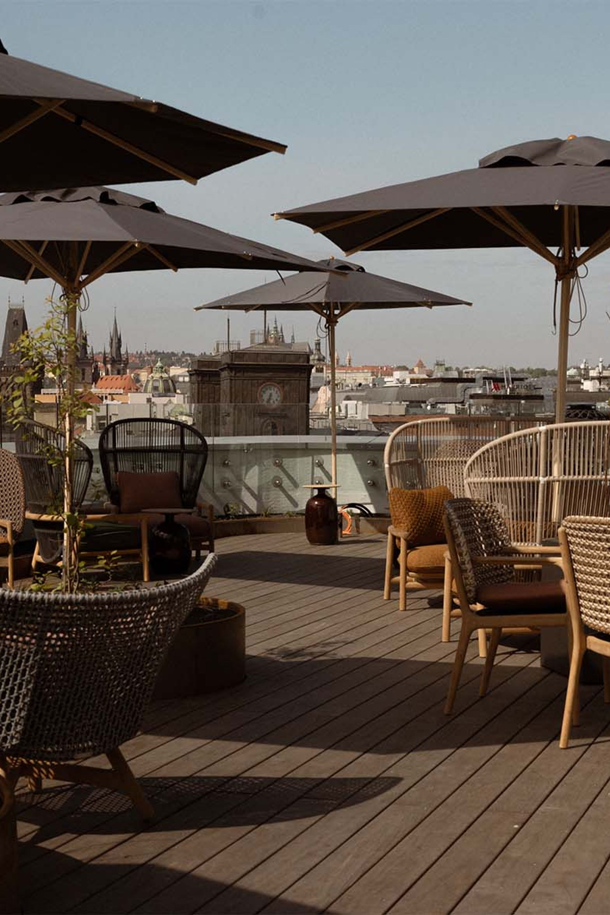 Hotel Prag The Cloud One Dachterrasse mit Sitzgelegenheiten und Sonnenschirmen
