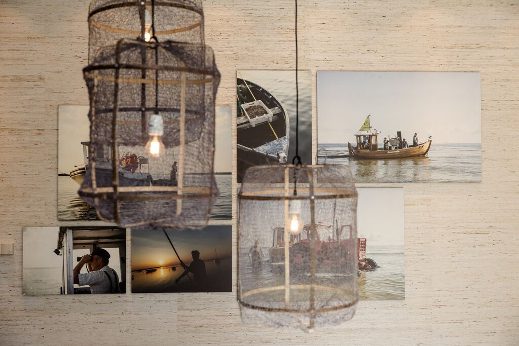Designhotel Rostock Motel One Detailaufnahme Wandbilder sowie Deckenlampen