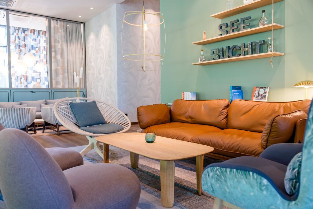 Designhotel Rostock Motel One Lounge mit Couch und Sesseln