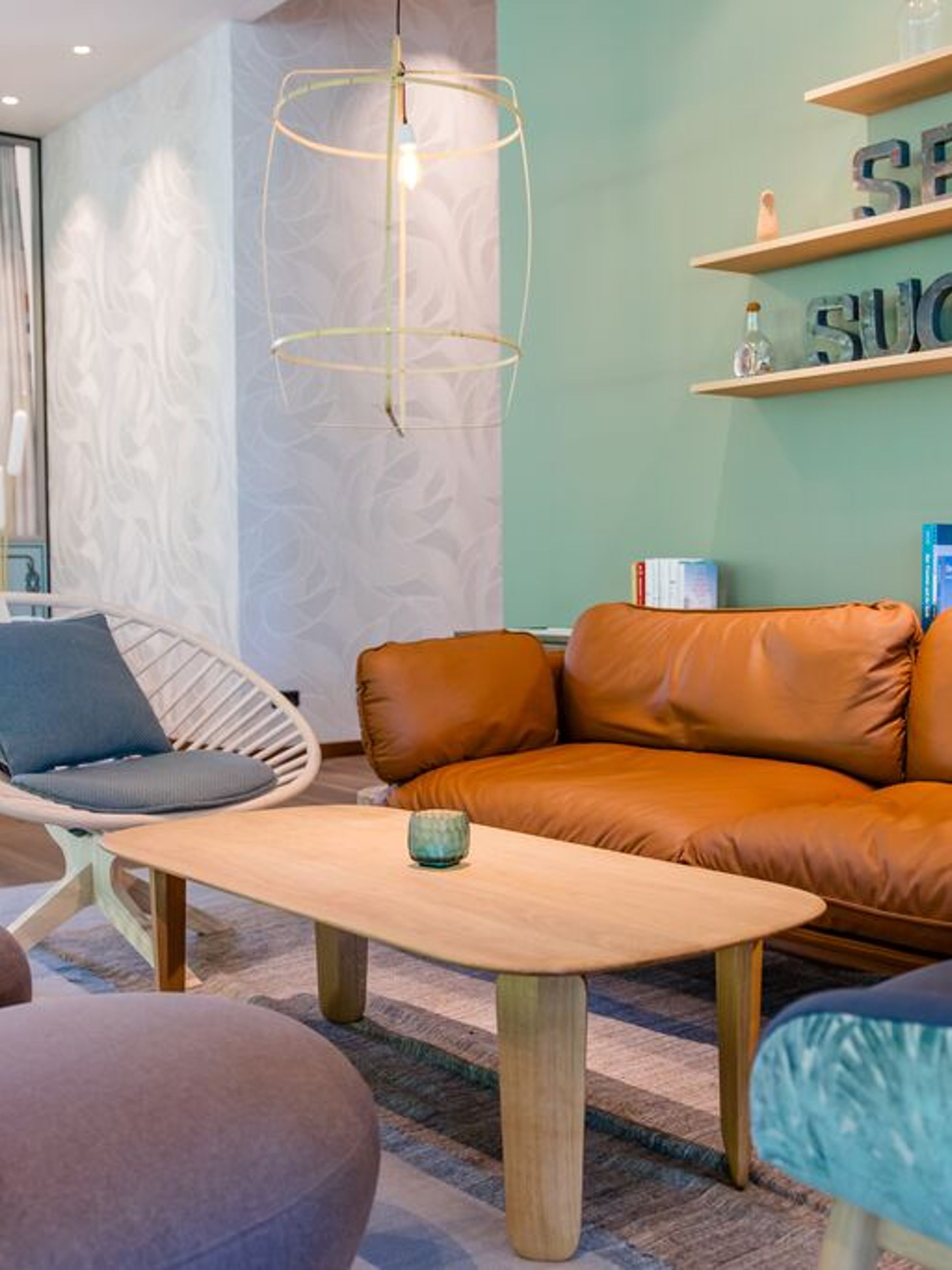 Designhotel Rostock Motel One Lounge mit Couch und Sesseln