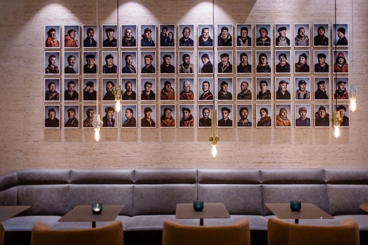 designhotel Rostock Motel One picture gallery on the wall above a long sofa