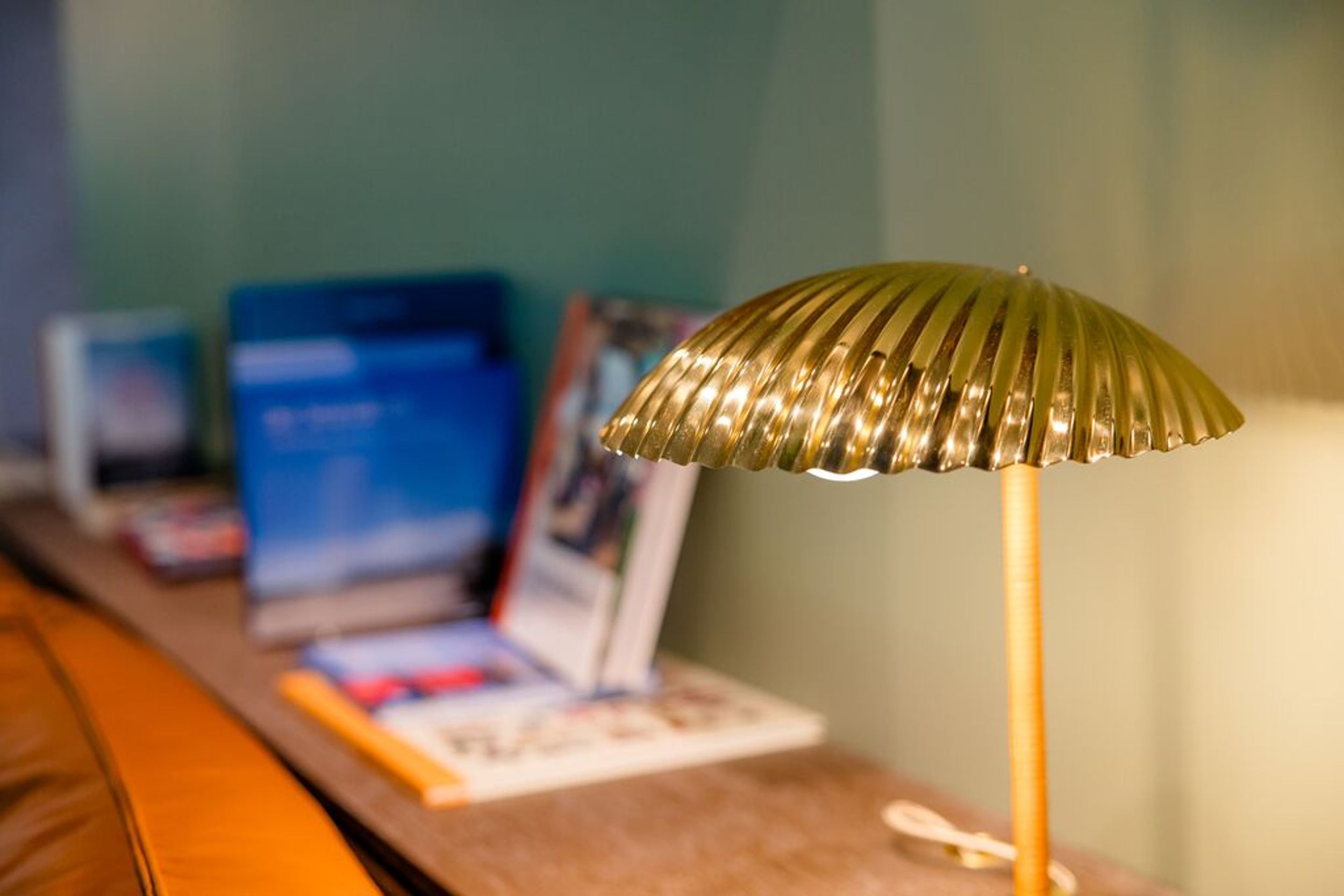 Designhotel Rostock Motel One Detailaufnahme Leuchte auf Regal