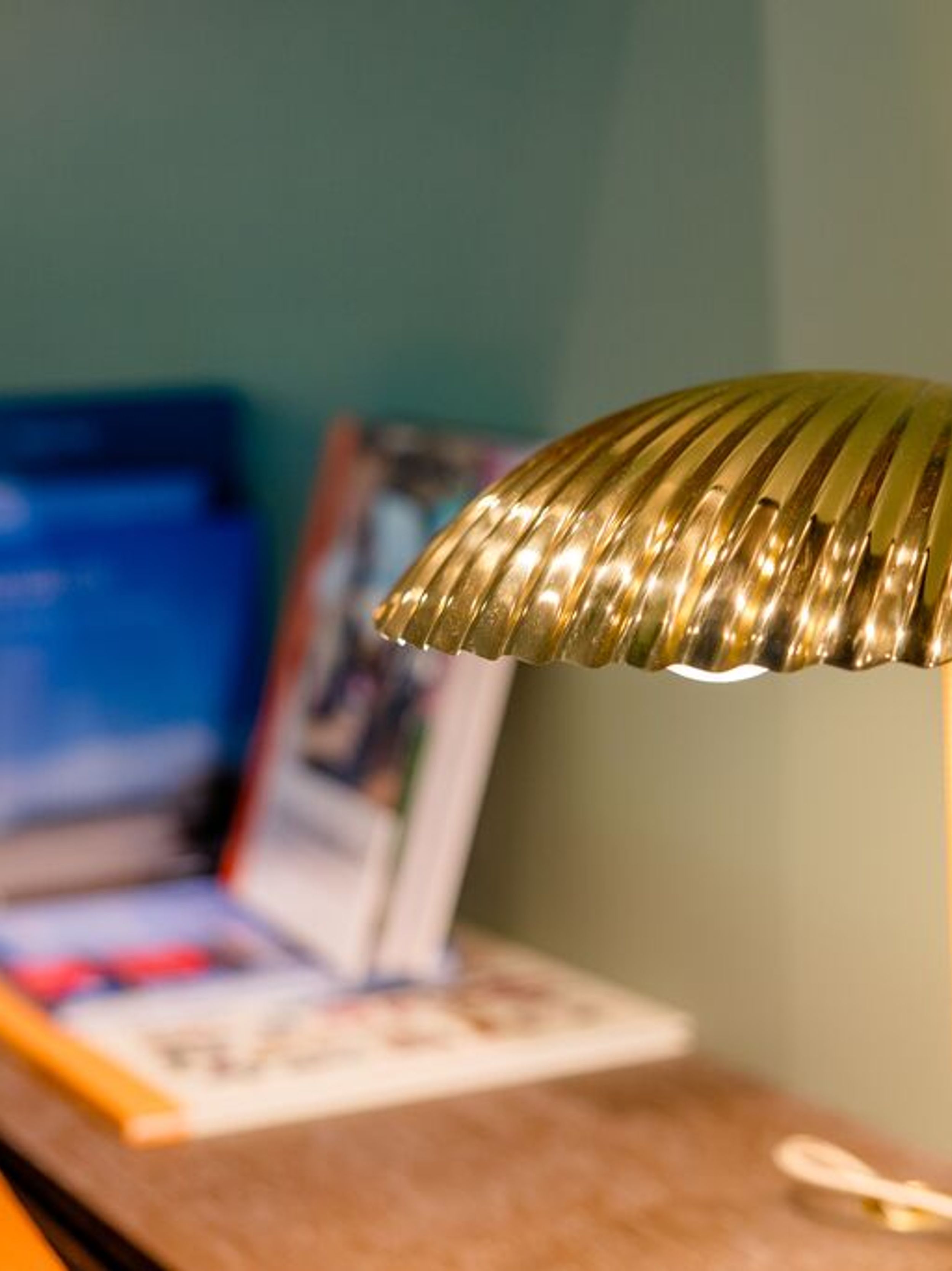 Designhotel Rostock Motel One Detailaufnahme Leuchte auf Regal