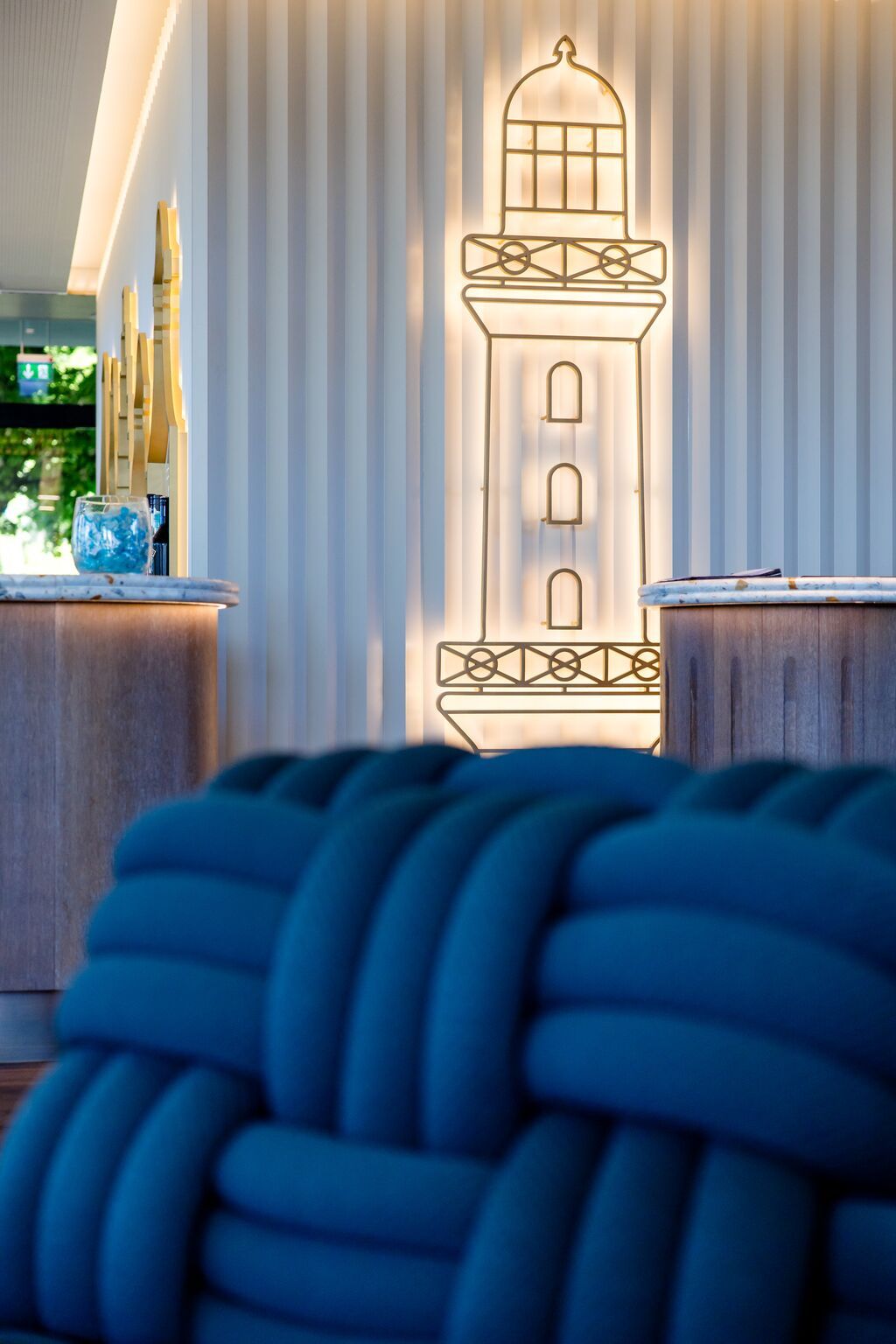 Hotel Rostock Motel One Rezeption Aufnahme auf Leuchtturm an der Wand