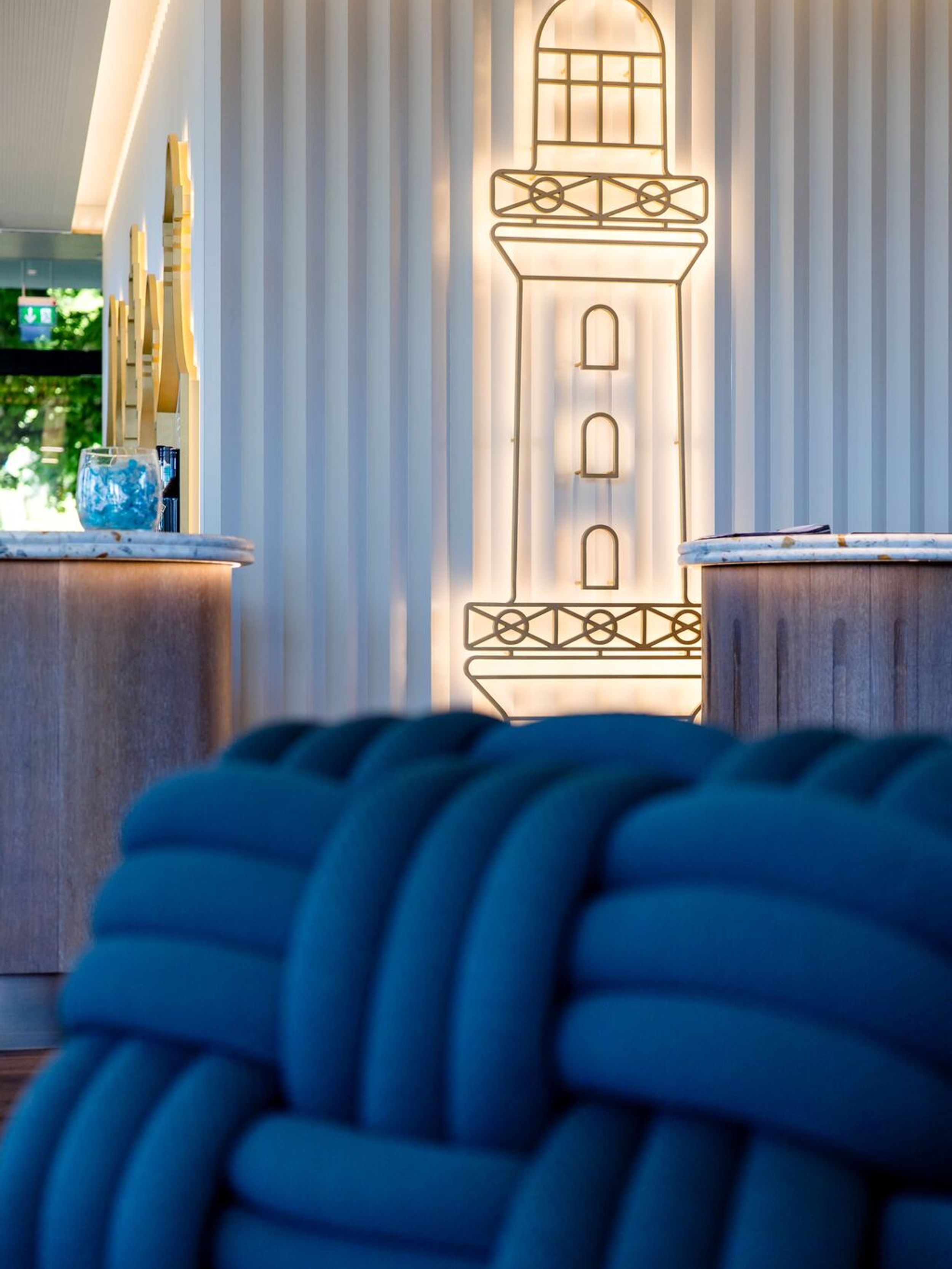 Hotel Rostock Motel One Rezeption Aufnahme auf Leuchtturm an der Wand