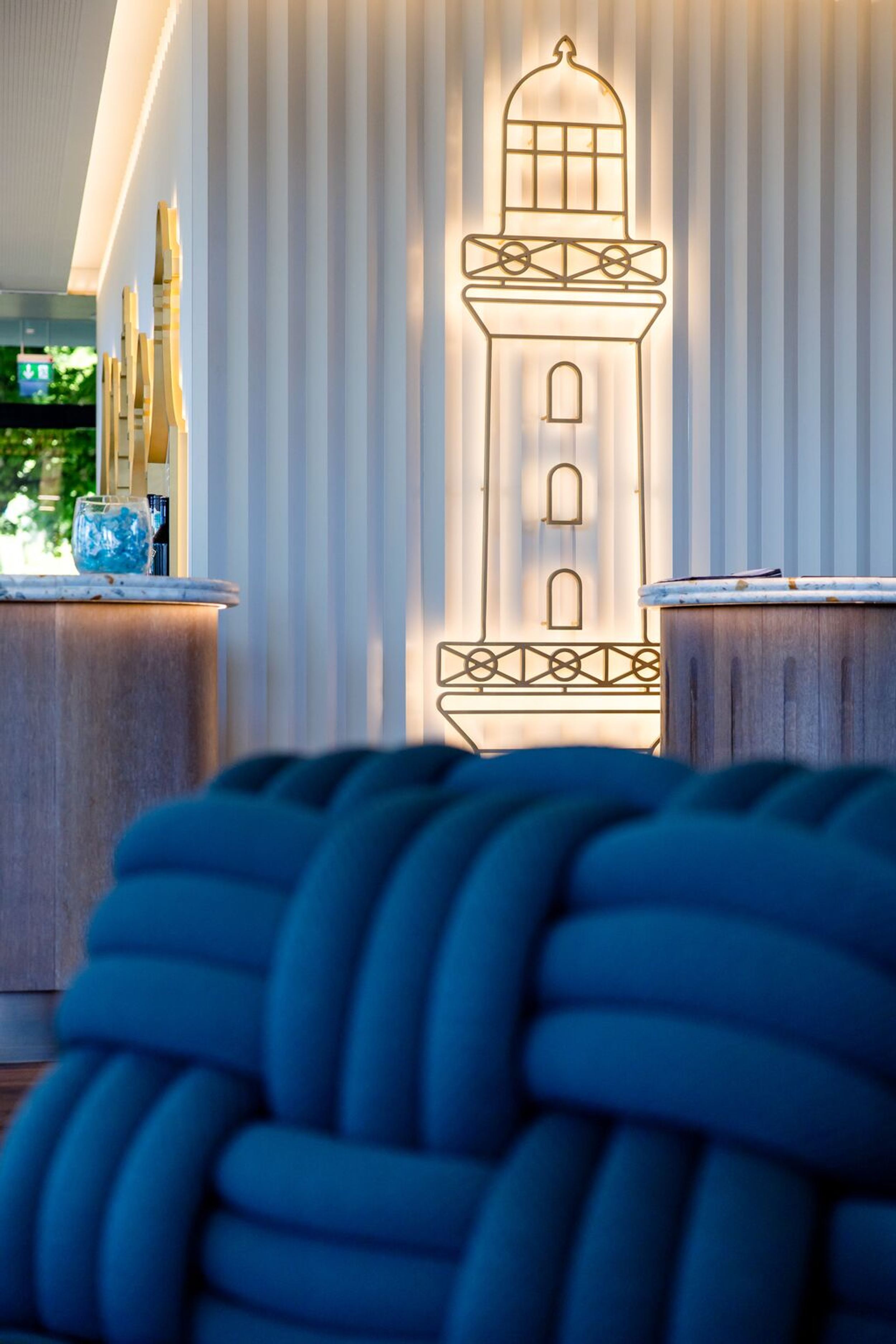 Hotel Rostock Motel One Rezeption Aufnahme auf Leuchtturm an der Wand