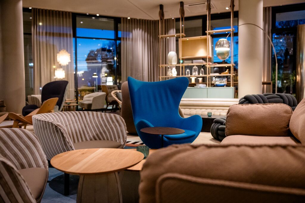 Designhotel Rostock Motel One Lounge mit Sesseln sowie Egg Chair