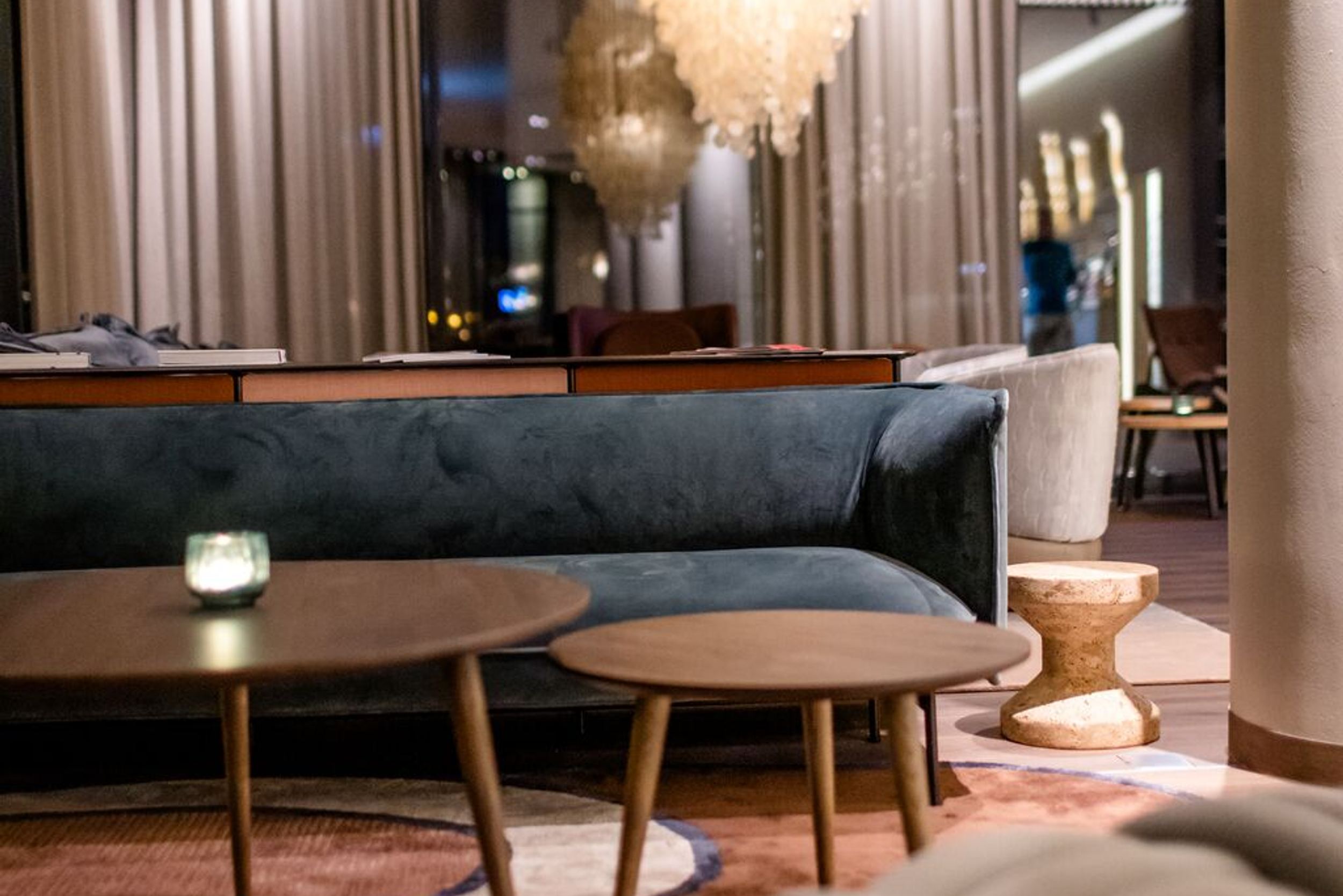 Designhotel Rostock Motel One Lounge bei Abend