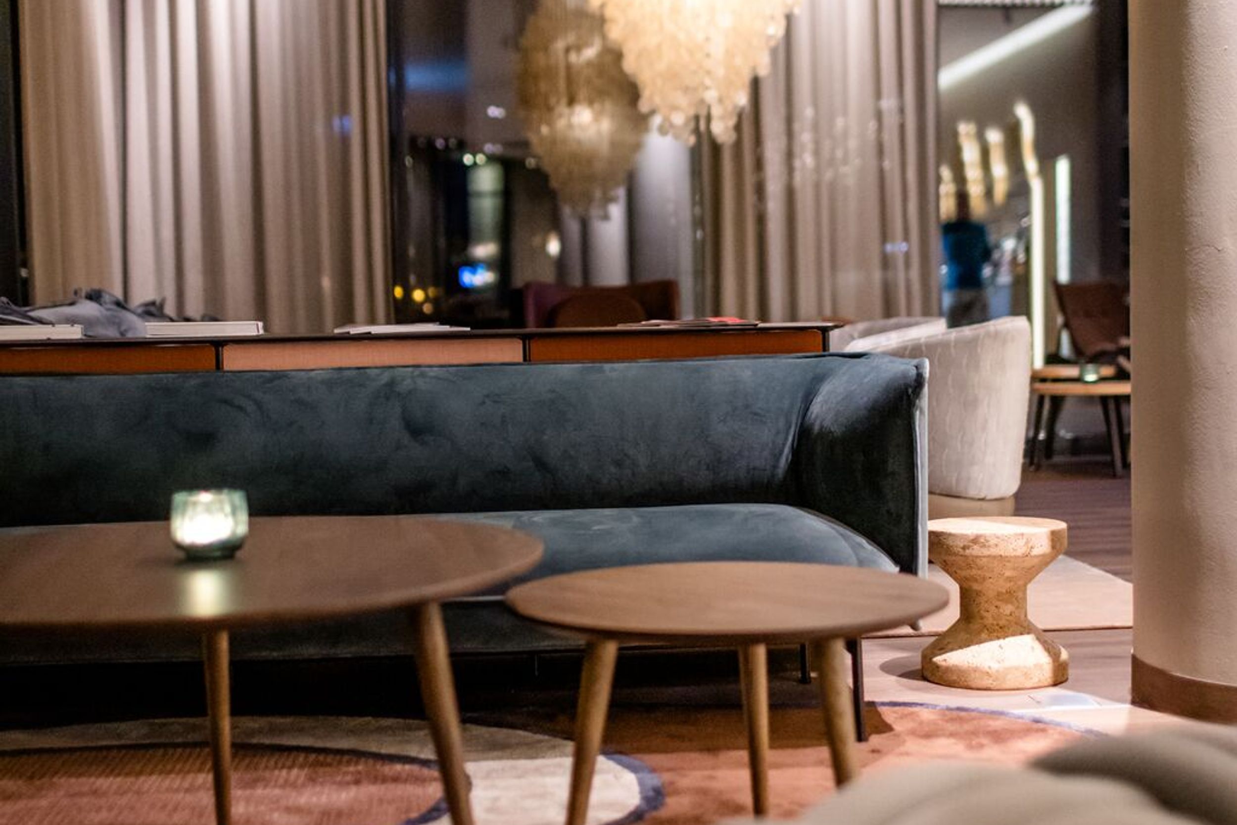 Designhotel Rostock Motel One Lounge bei Abend