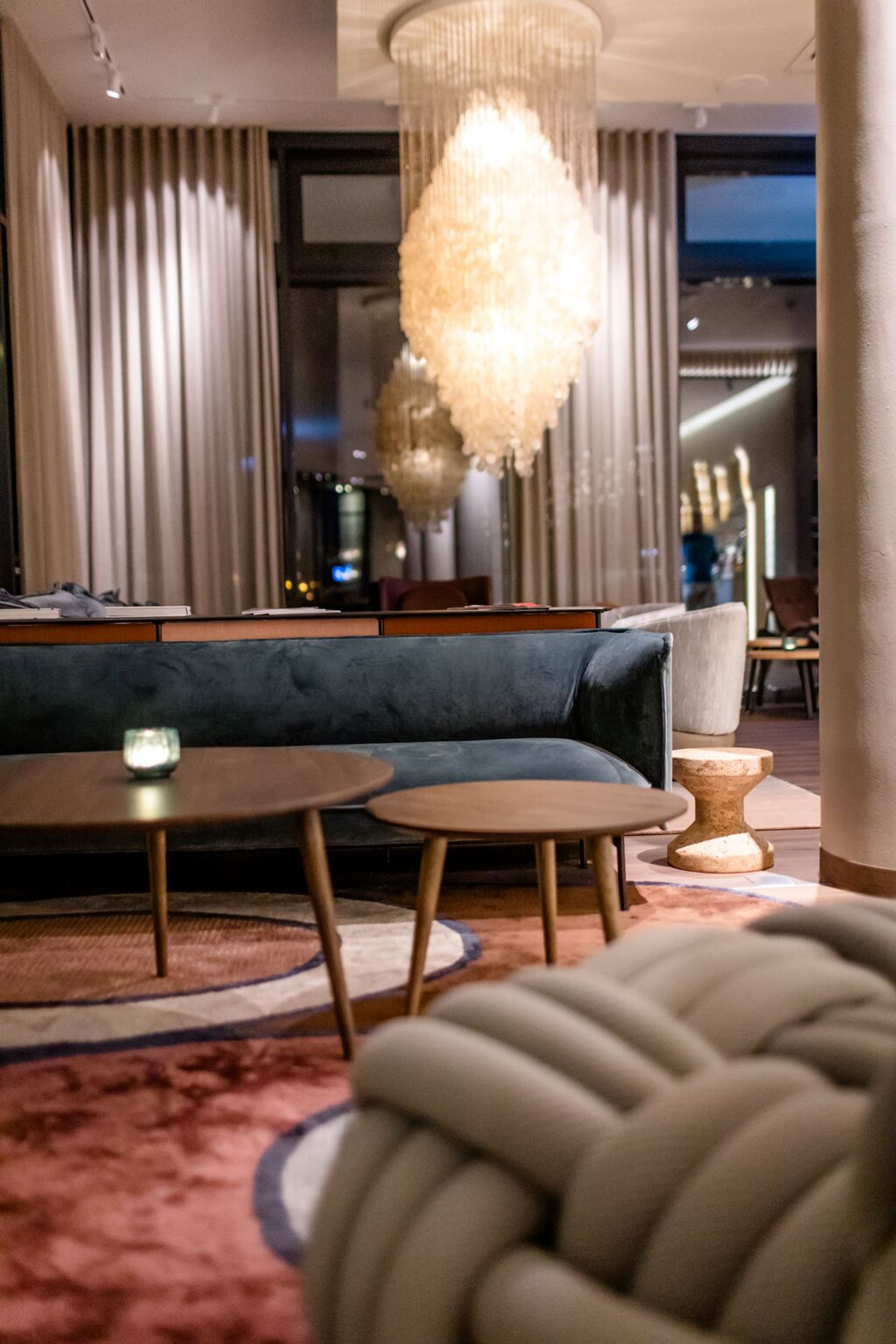 Designhotel Rostock Motel One Lounge bei Abend