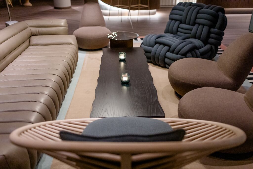 Designhotel Rostock Motel One Blick auf große Couch sowie mehrere Sessel