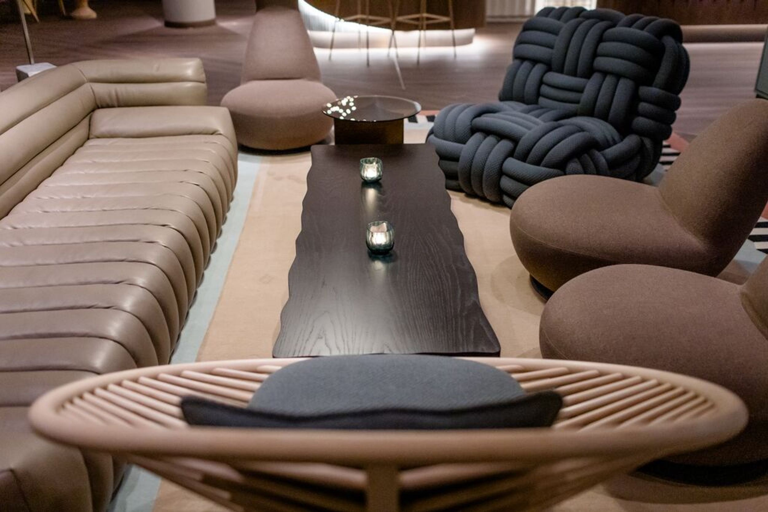 Designhotel Rostock Motel One Blick auf große Couch sowie mehrere Sessel