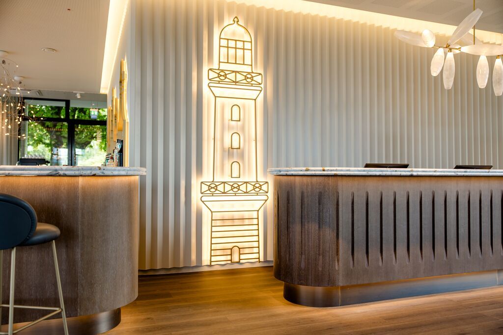 Hotel Rostock Motel One Rezeption mit Leuchtturm an der Wand