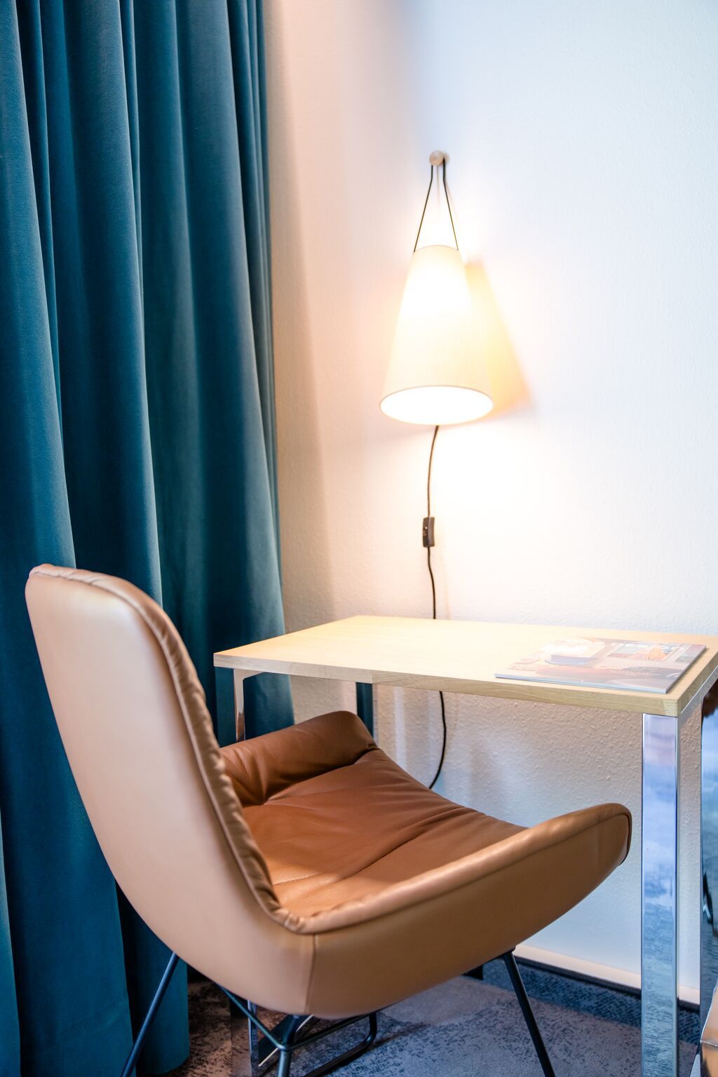 Designhotel Rostock Motel One Zimmer mit Tisch und Stuhl