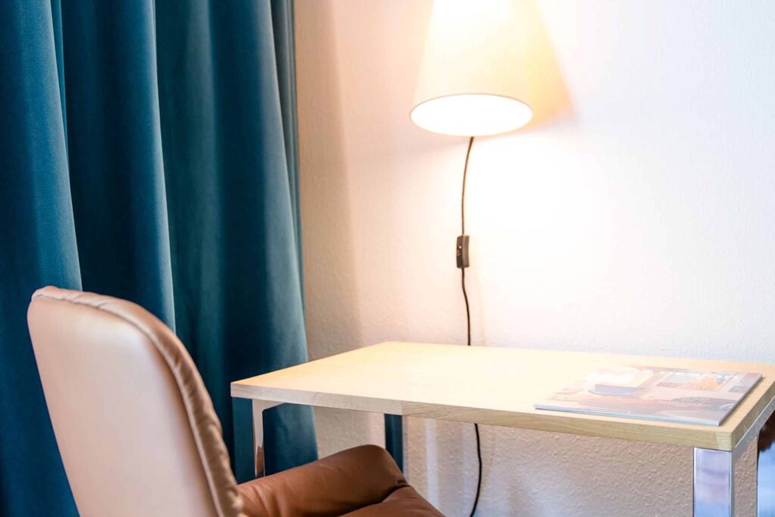 Designhotel Rostock Motel One Zimmer mit Tisch und Stuhl