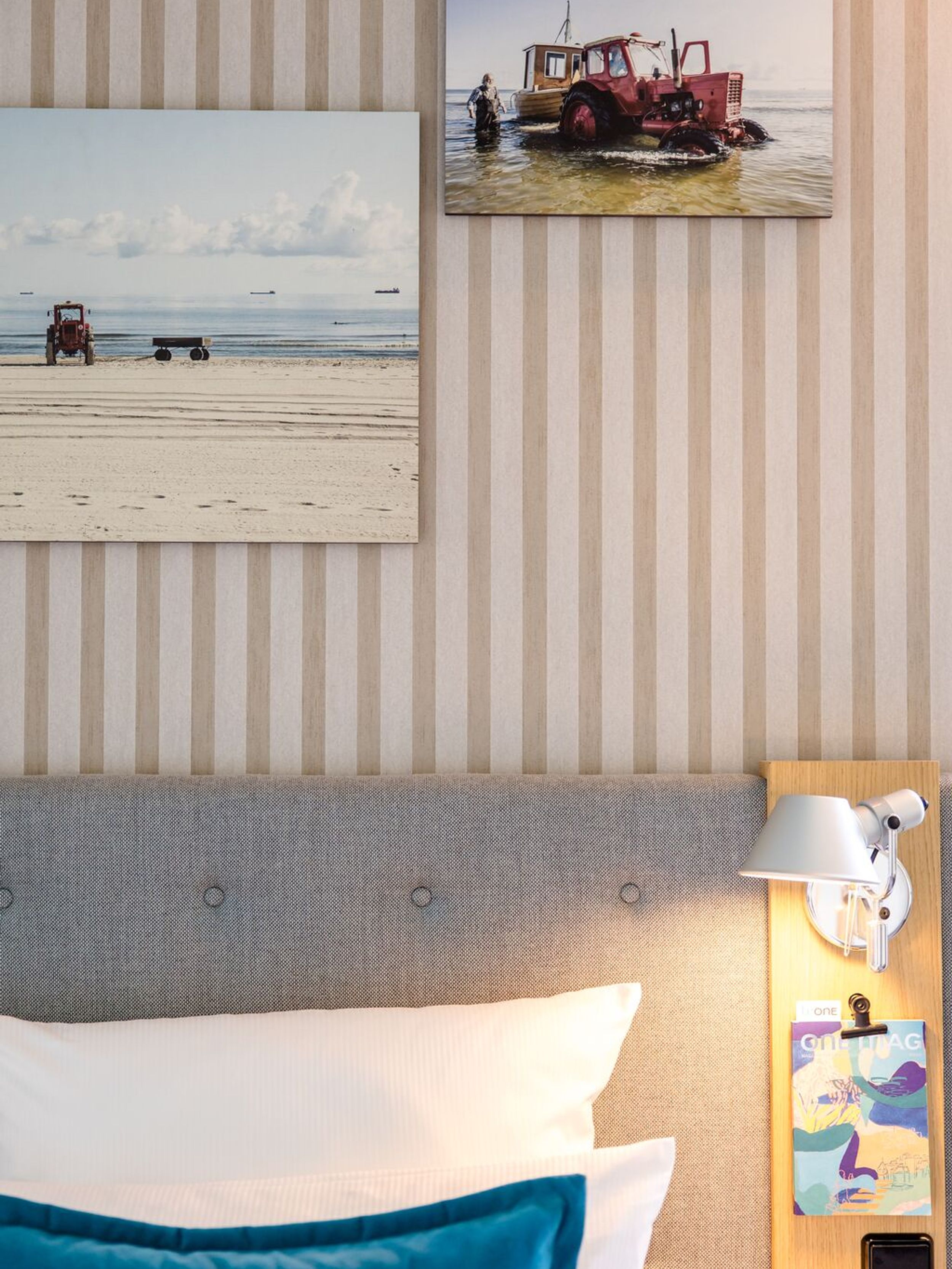 Designhotel Rostock Motel One Zimmer Nahaufnahme auf Kopfteil eines Bettes