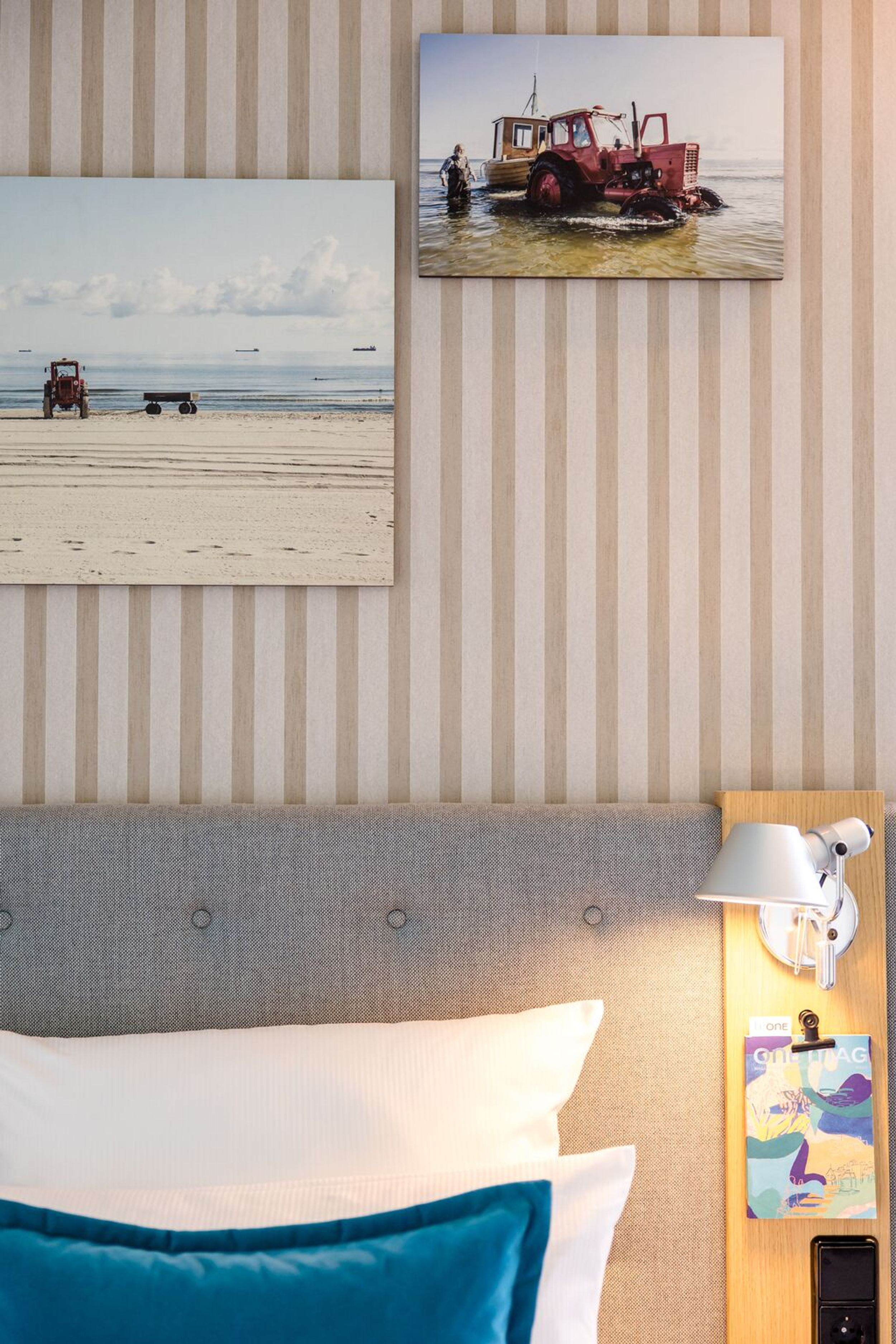 Designhotel Rostock Motel One Zimmer Nahaufnahme auf Kopfteil eines Bettes