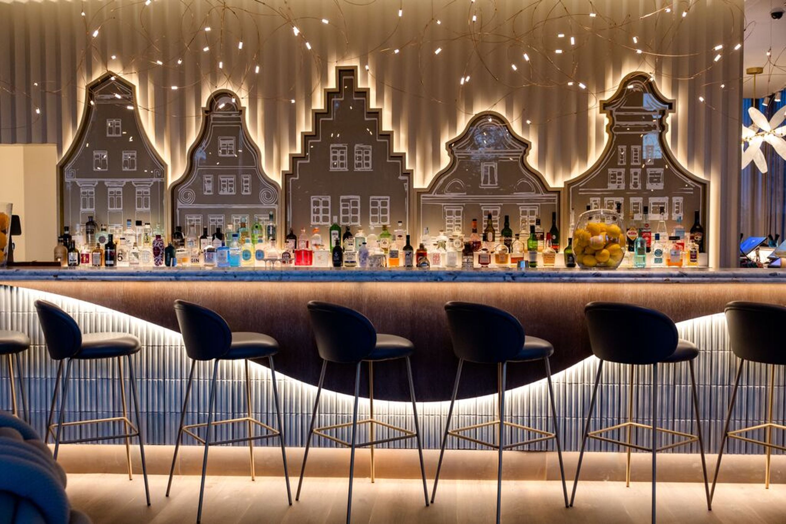 Designhotel Rostock Motel One Bar mit mehreren Barhockern