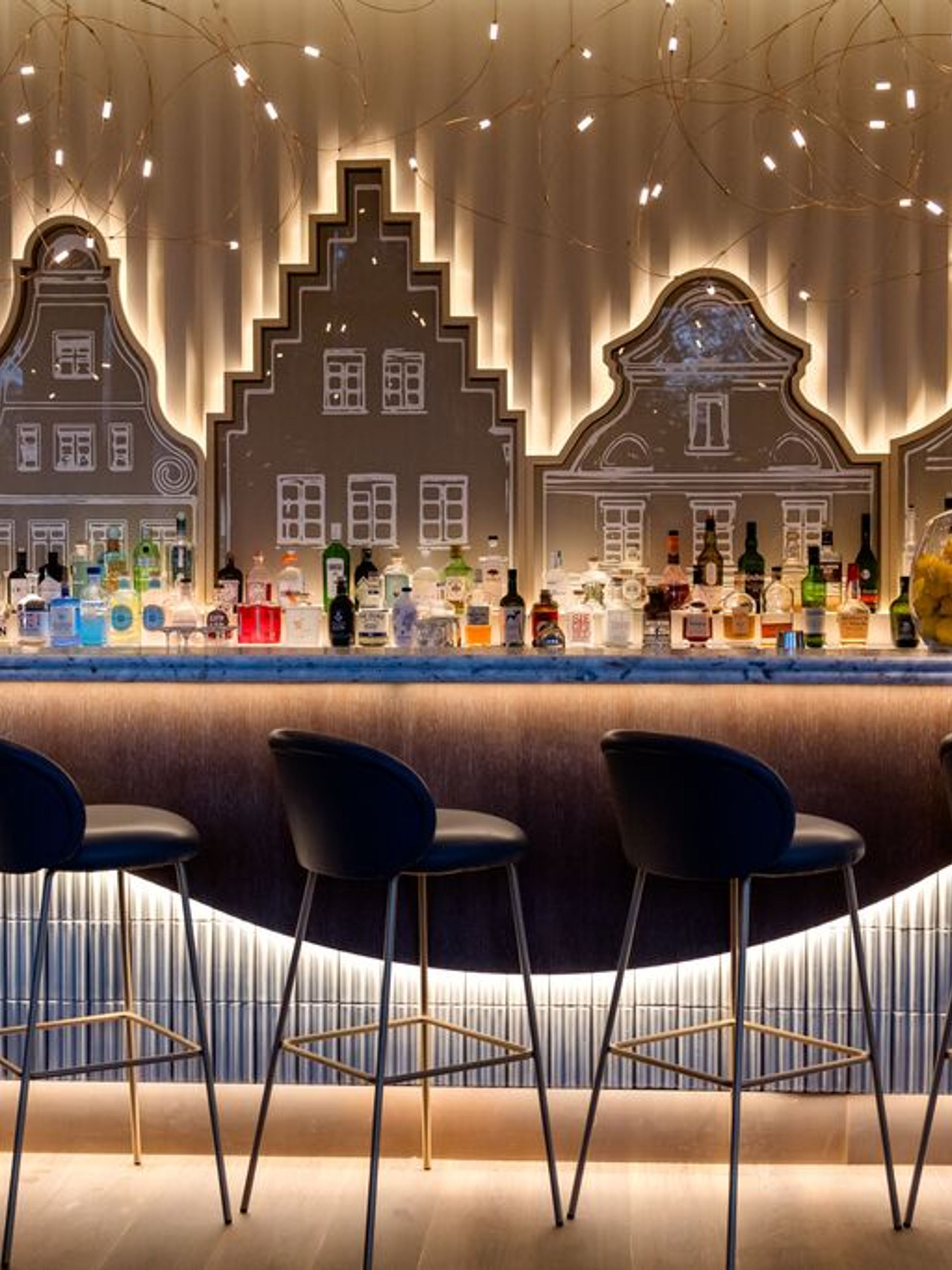 Designhotel Rostock Motel One Bar mit mehreren Barhockern