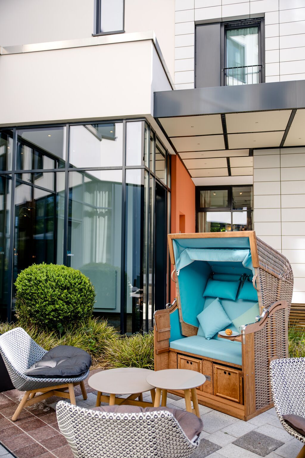 Hotel Rostock Motel One Außenbereich mit Lounge