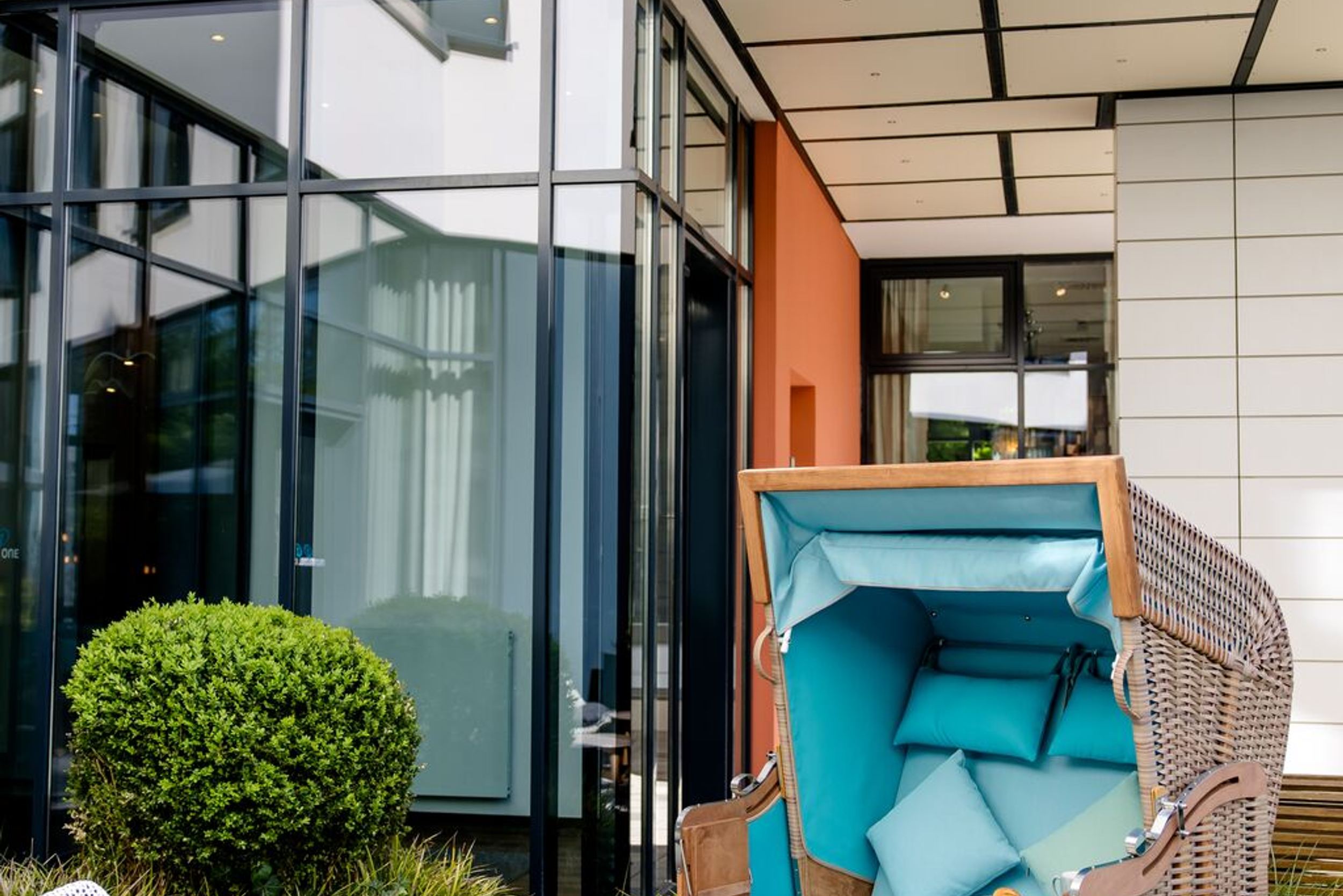 Hotel Rostock Motel One Außenbereich mit Lounge